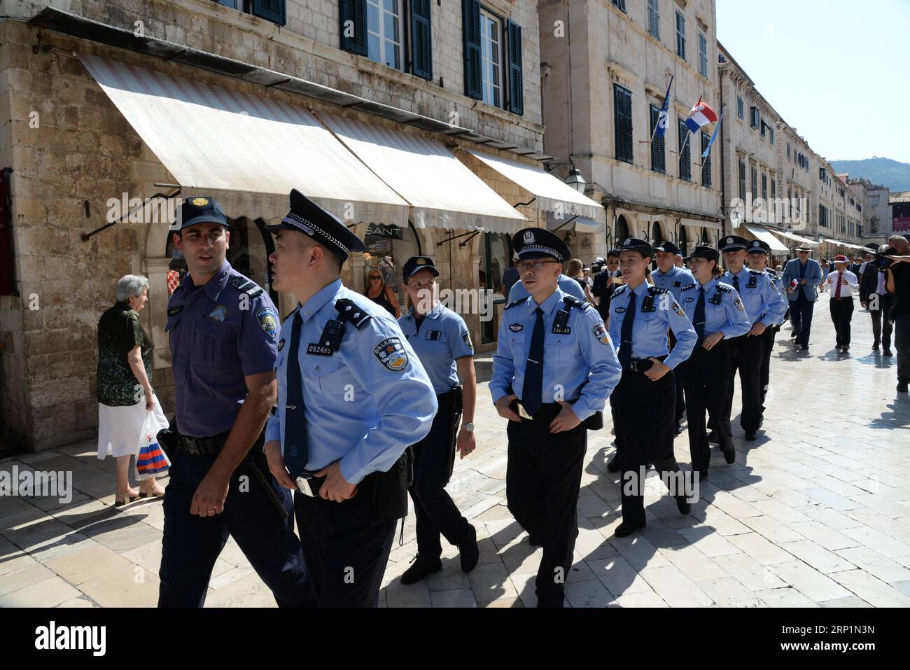 (180715) -- DUBROVNIK, 15. Juli 2018 -- chinesische und kroatische Polizeibeamte patrouillieren nach der Eröffnungszeremonie der gemeinsamen Polizeipatrouille zwischen China und Kroatien in der Altstadt von Dubrovnik, Kroatien, am 15. Juli 2018. Sechs uniformierte chinesische Polizeibeamte begannen hier am Sonntag mit ihren kroatischen Kollegen gemeinsame Patrouille. )(lrz) KROATIEN-DUBROVNIK-TOURISMUS-GEMEINSAME POLIZEI STREIFE GaoxLei PUBLICATIONxNOTxINxCHN Stockfoto