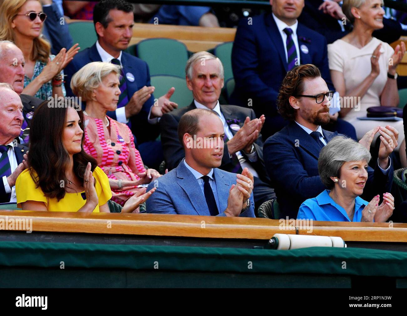 (180715) -- LONDON, 15. Juli 2018 -- britische Premierministerin Theresa May (Front, R), Prinz William (Front, C), Herzog von Cambridge, und seine Frau Catherine (Front, L), Herzogin von Cambridge, sind während des Endspiels der Männer zwischen Novak Djokovic aus Serbien und Kevin Anderson aus Südafrika bei den Wimbledon Championships 2018 in London, Großbritannien, am 15. Juli 2018 zu sehen. (SP)BRITAIN-LONDON-TENNIS-WIMBLEDON CHAMPIONSHIPS 2018-FINALE GUOXQIUDA PUBLICATIONXNOTXINXCHN Stockfoto