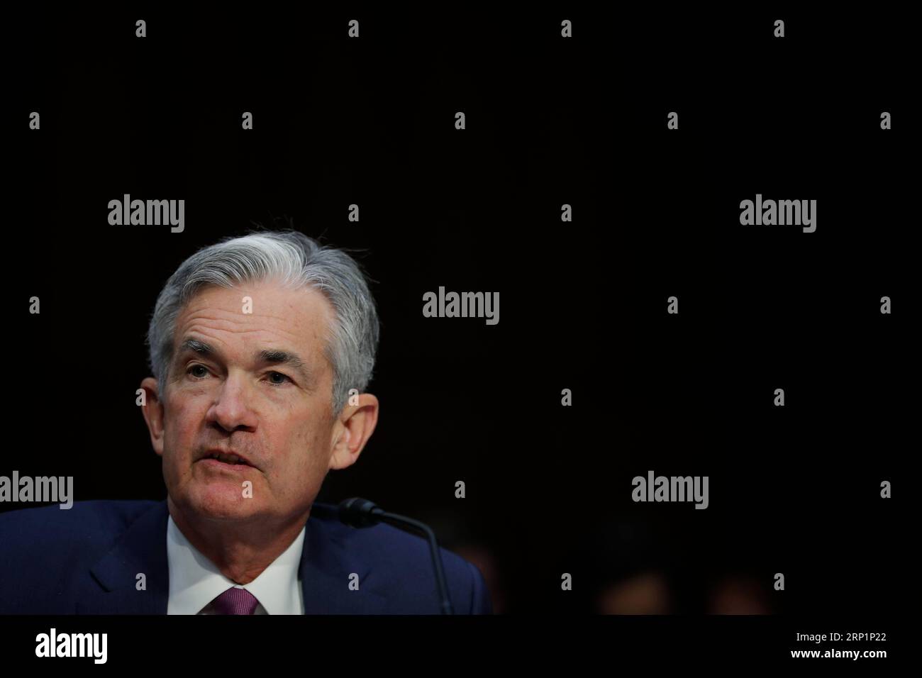 (180717) -- WASHINGTON, 17. Juli 2018 -- der Vorsitzende der US-Notenbank Jerome Powell bezeugt am 17. Juli 2018 vor dem Bankenausschuss des Senats auf dem Capitol Hill in Washington D.C., USA. Jerome Powell sagte am Dienstag, dass der beste Weg für die Zentralbank derzeit darin bestehe, den Leitzins der Bundesmittel schrittweise anzuheben. ) US-WASHINGTON D.C.-JEROME POWELL-SENATSANHÖRUNG TINGXSHEN PUBLICATIONXNOTXINXCHN Stockfoto