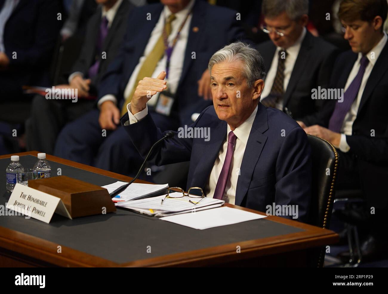 (180717) -- WASHINGTON, 17. Juli 2018 -- der Vorsitzende der US-Notenbank Jerome Powell (Front) bezeugt am 17. Juli 2018 vor dem Bankenausschuss des Senats auf dem Capitol Hill in Washington D.C. in den Vereinigten Staaten. Jerome Powell sagte am Dienstag, dass der beste Weg für die Zentralbank derzeit darin bestehe, den Leitzins der Bundesmittel schrittweise anzuheben. ) US-WASHINGTON D.C.-JEROME POWELL-SENATSANHÖRUNG HUXYOUSONG PUBLICATIONXNOTXINXCHN Stockfoto