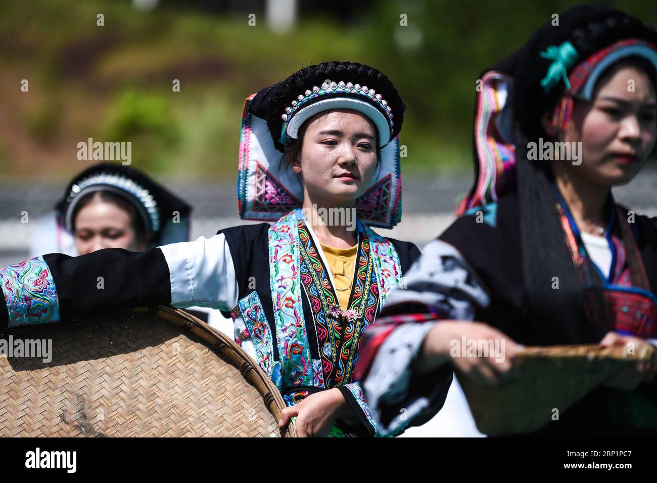 (180718) -- LIUZHI, 18. Juli 2018 -- Menschen der Bouyei-Volksgruppe tanzen während des Double Sixth Festivals in Liuzhi, Südwestchinas Provinz Guizhou, 18. Juli 2018. Das Double Sixth Festival, ein wichtiges traditionelles Festival für die Bouyei, findet am sechsten Tag des sechsten Mondmonats statt, wenn Menschen Götter opfern, in traditionellen Kostümen singen und tanzen. ) (wyl) CHINA-GUIZHOU-LIUZHI-DOUBLE SIXTH FESTIVAL (CN) TaoxLiang PUBLICATIONxNOTxINxCHN Stockfoto