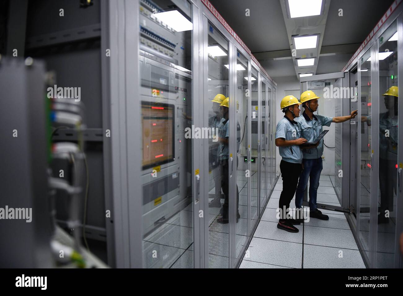 (180719) --ZHENJIANG, 19. Juli 2018 (Xinhua) -- Ingenieure debuggen Ausrüstung in einer intelligenten Steuerkabine eines Batteriespeicherkraftwerks in der Stadt Zhenjiang, ostchinesische Provinz Jiangsu, 18. Juli 2018. Am Mittwoch wurde ein Batteriespeicherkraftwerk mit 100 MW Leistung und 200 MWh Kapazität in Betrieb genommen, das nach Angaben des Anlagenbetreibers Jiangsu Electric Power Company of the State Grid das mit Abstand größte Stromkraftwerk der Welt ist. (Xinhua/Li Xiang) (hxy) CHINA-ZHENJIANG-AKKU-KRAFTWERKSBETRIEB (CN) PUBLICATIONxNOTxINxCHN Stockfoto