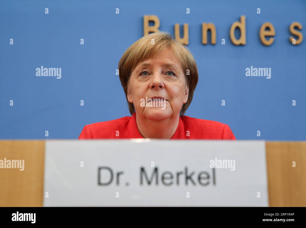 (180720) -- BERLIN, 20. Juli 2018 -- Bundeskanzlerin Angela Merkel nimmt am 20. Juli 2018 an der regelmäßigen Pressekonferenz in Berlin Teil. Die deutsche Bundeskanzlerin Angela Merkel sagte am Freitag, dass die transatlantischen Beziehungen für Deutschland von entscheidender Bedeutung seien, und sie werde sie kultivieren, obwohl sie unter Druck stehe. ) (Zhf) DEUTSCHLAND-BERLIN-MERKEL-PRESSEKONFERENZ ShanxYuqi PUBLICATIONxNOTxINxCHN Stockfoto