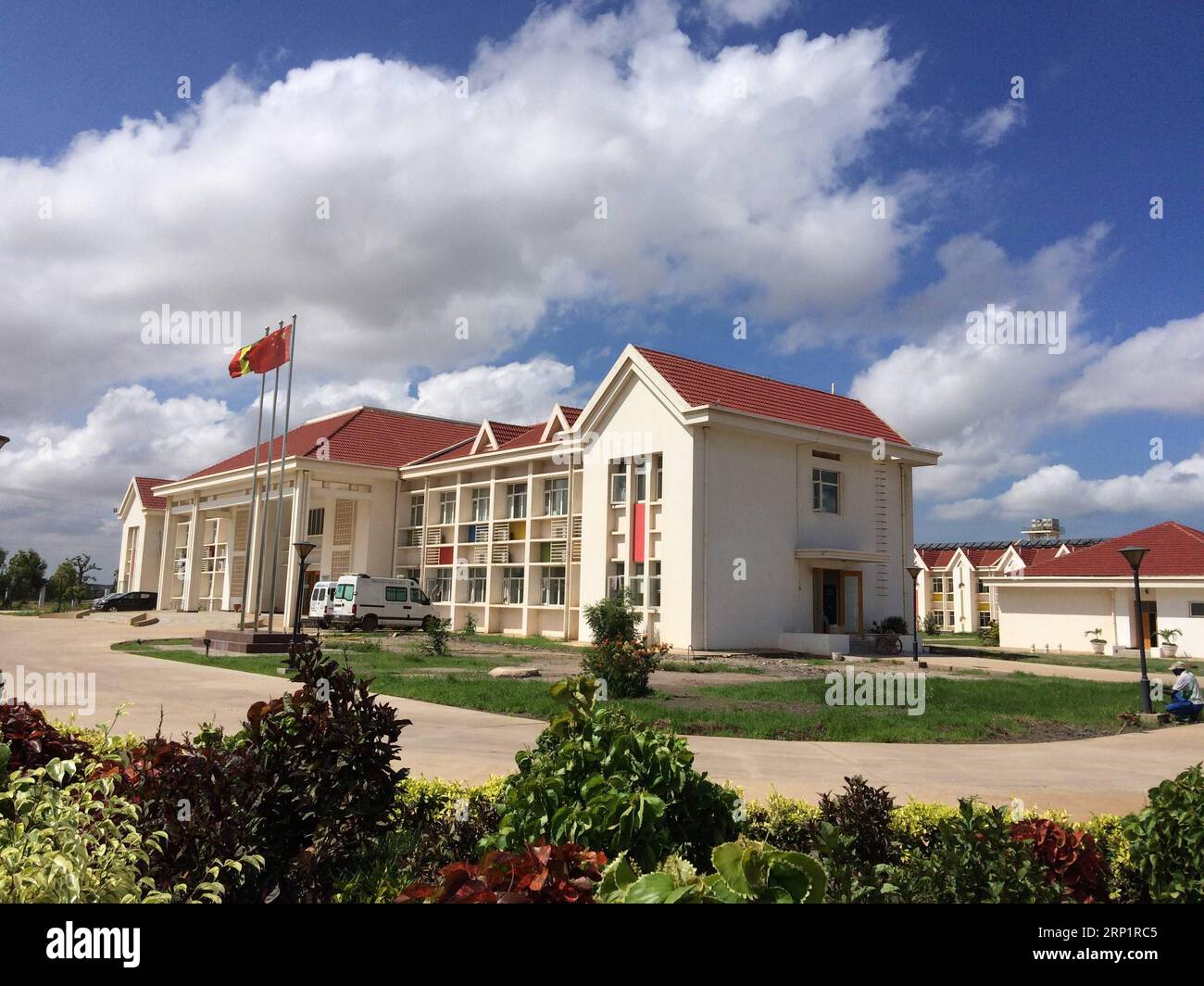 (180721) -- DAKAR, 21. Juli 2018 -- Foto aufgenommen am 3. August 2015 zeigt das Kinderkrankenhaus von Diamniadio in Dakar, Senegal. China ist heute der zweitgrößte Handelspartner Senegals und die größte Finanzierungsquelle. Das National Grand Theater, das Museum of Black Civilization und die National Wrestling Arena, die mit chinesischer Unterstützung gebaut wurden, sind wichtige Orte, um die Kultur und Traditionen Senegals zu fördern. ) (Zxj) SENEGAL-DAKAR-CHINA-ZUSAMMENARBEIT GongxZhen PUBLICATIONxNOTxINxCHN Stockfoto