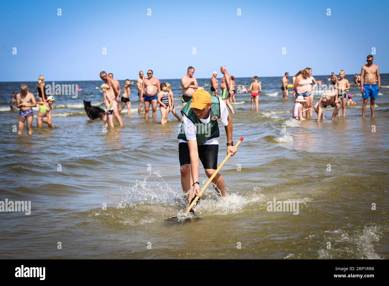 (180722) -- JANTAR, 22. Juli 2018 -- Ein Teilnehmer nimmt an der Bernsteinjagd-Weltmeisterschaft in Jantar, Nordpolen, am 21. Juli 2018 Teil. Hunderte von Menschen nahmen am Samstag am Finale der Amber Hunting World Championship in Jantar Teil. Die Amber Hunting World Championship, die seit 1998 ausgetragen wird, besteht darin, möglichst viele Amber zum festgelegten Zeitpunkt in einer bestimmten Position zu fangen und zu pflücken. Jäger können Tauchnetze und andere Werkzeuge verwenden. ) (ly) POLEN-JANTAR-BERNSTEIN JAGD-WELTMEISTERSCHAFT ChenxXu PUBLICATIONxNOTxINxCHN Stockfoto
