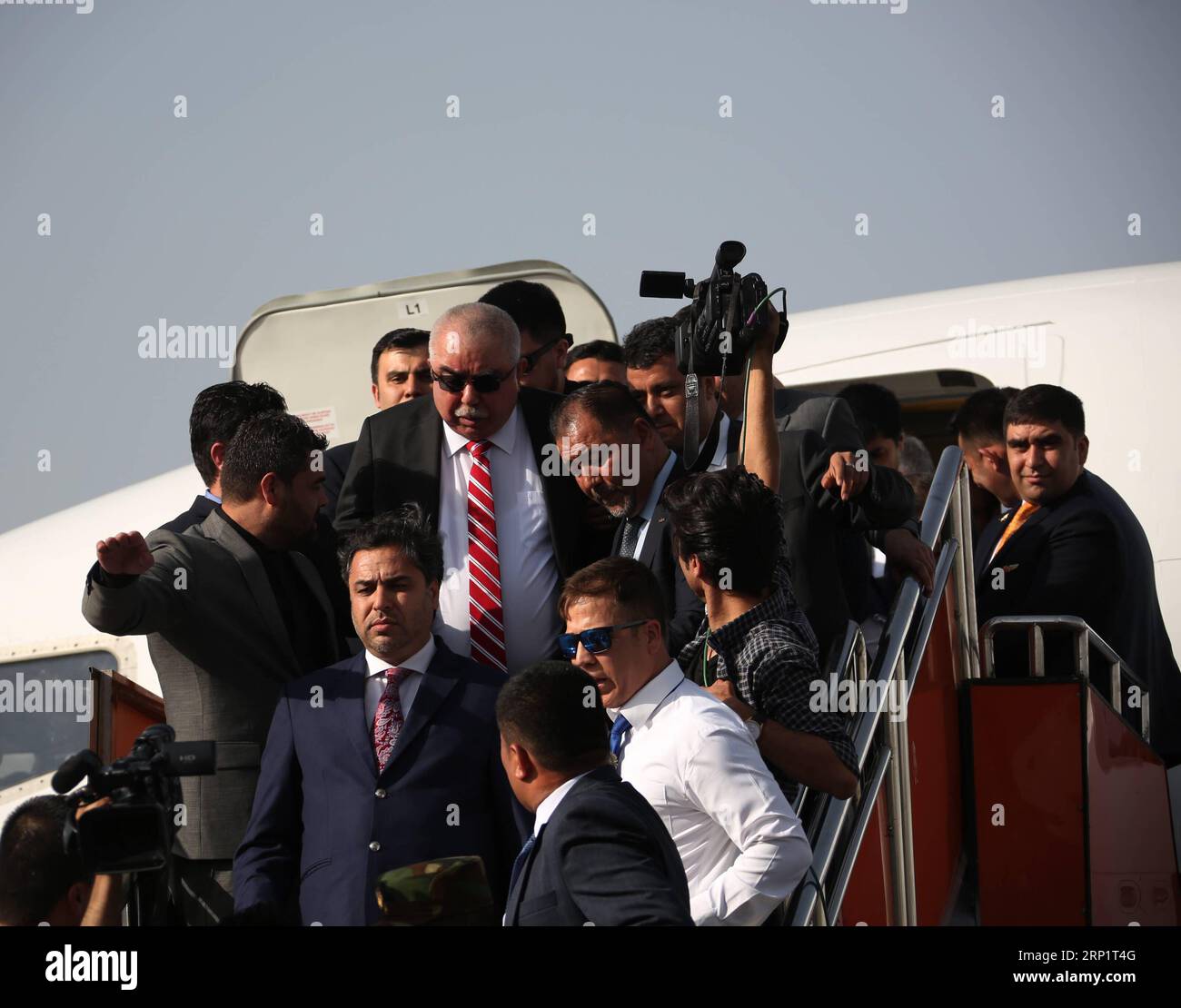 (180722) -- KABUL, 22. Juli 2018 -- afghanischer erster Vizepräsident General Abdul Rashid Dostum (C) trifft am 22. Juli 2018 auf dem internationalen Flughafen Kabul in Afghanistan ein. Der afghanische erste Vizepräsident General Abdul Rashid Dostum kehrte am Sonntag nach fast 14 Monaten Aufenthalt in der Türkei, nach medizinischer Behandlung und Genesung, nach Hause zurück. Rahmat Alizadah) (zcc) AFGHANISTAN-KABUL-VIZEPRÄSIDENT-RÜCKKEHR NACH HAUSE XinhuaxKabul PUBLICATIONxNOTxINxCHN Stockfoto