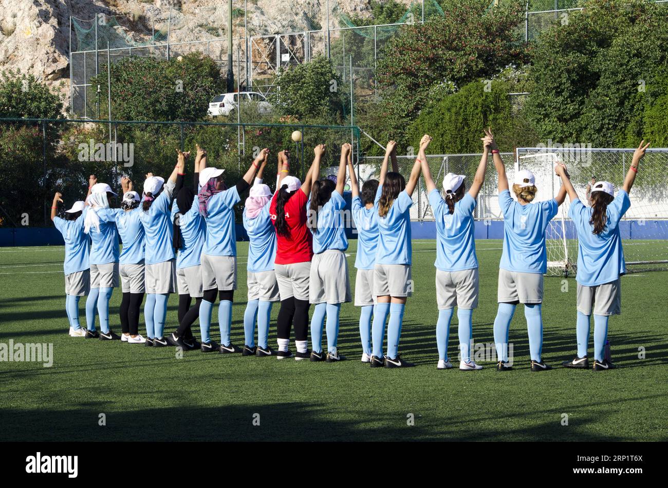 (180723) -- ATHEN, 23. Juli 2018 () -- Foto vom 13. Juli zeigt Flüchtlingskinder, die in einem Sommerfußballcamp in der Nähe von Athen Fußball spielen. Ein Sommerfußballprogramm für unbegleitete Kinder im Alter von 12 bis 17 Jahren, die derzeit in Unterkünften in Athen untergebracht sind, soll den Weg für eine stärkere Integration zwischen Flüchtlingen und Gastgemeinschaften durch Sport ebnen. ()(gj) GRIECHENLAND-ATHEN-SOMMERFUSSBALLCAMP-FLÜCHTLING Xinhua PUBLICATIONxNOTxINxCHN Stockfoto