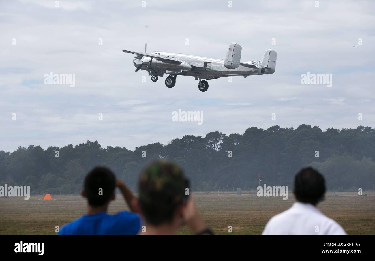 (180723) -- FARNBOROUGH, 23. Juli 2018 -- Menschen beobachten die Flugschau auf der Farnborough International Airshow, südwestlich von London, Großbritannien am 22. Juli 2018. ) (gj) BRITAIN-FARNBOROUGH-AIRSHOW HanxYan PUBLICATIONxNOTxINxCHN Stockfoto