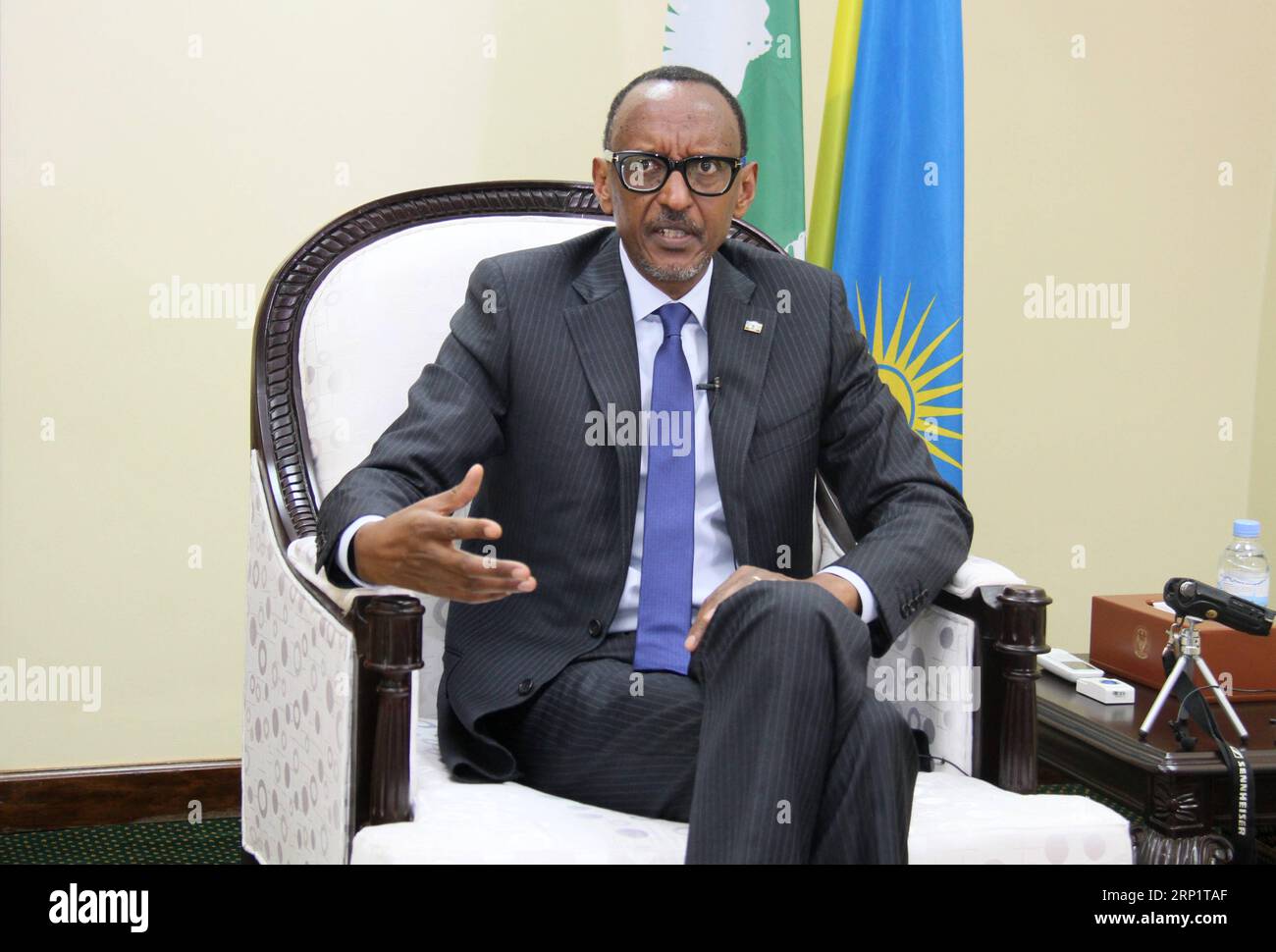 (180723) -- KIGALI, 23. Juli 2018 -- der ruandische Präsident Paul Kagame spricht während eines Interviews mit chinesischen Medien in Kigali, Ruanda, 17. Juli 2018. Die Beziehungen zwischen Ruanda und China sind stärker geworden, und die von China vorgeschlagene Belt and Road Initiative hat die Entwicklung weltweit, einschließlich Afrika, gefördert und Win-Win-Ergebnisse erzielt, sagte der ruandische Präsident Paul Kagame im Interview. (gj) RUANDA-KIGALI-PRÄSIDENT-INTERVIEW LuxTianran PUBLICATIONxNOTxINxCHN Stockfoto