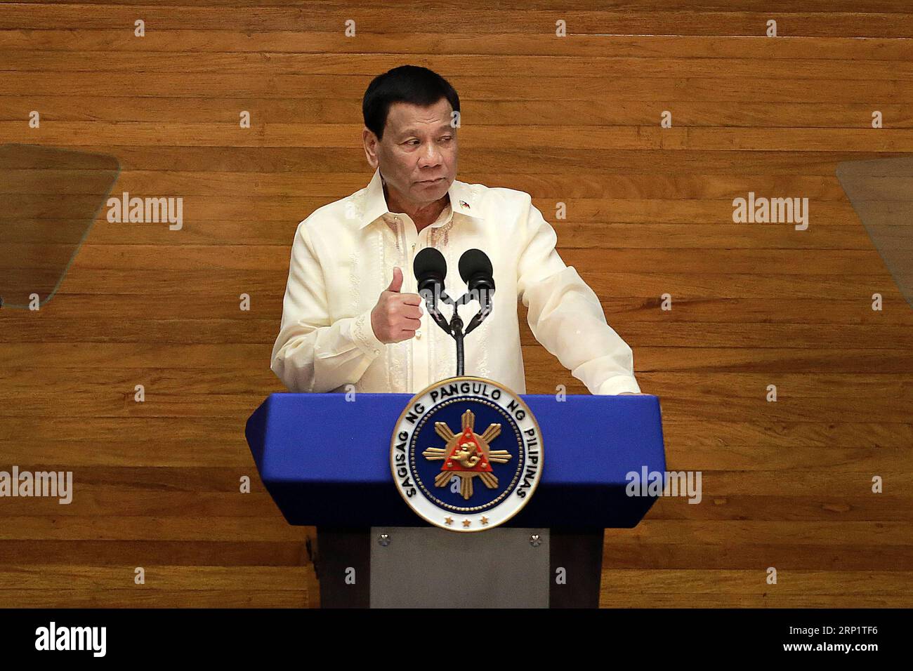 (180723) -- MANILA, 23. Juli 2018 -- der philippinische Präsident Rodrigo Duterte hält am 23. Juli 2018 seine dritte Rede zur Lage der Nation vor dem philippinischen Repräsentantenhaus in Quezon City, den Philippinen. Rodrigo Duterte versprach am Montag, den Krieg seiner Regierung gegen illegale Drogen zu intensivieren, und sagte, dass der Kampf gegen Drogendealer und Drogenkonsumenten noch lange nicht vorbei sei. ) (dtf) PHILIPPINEN-MANILA-DUTERTE-ILLEGALE DROGEN ROUELLExUMALI PUBLICATIONxNOTxINxCHN Stockfoto