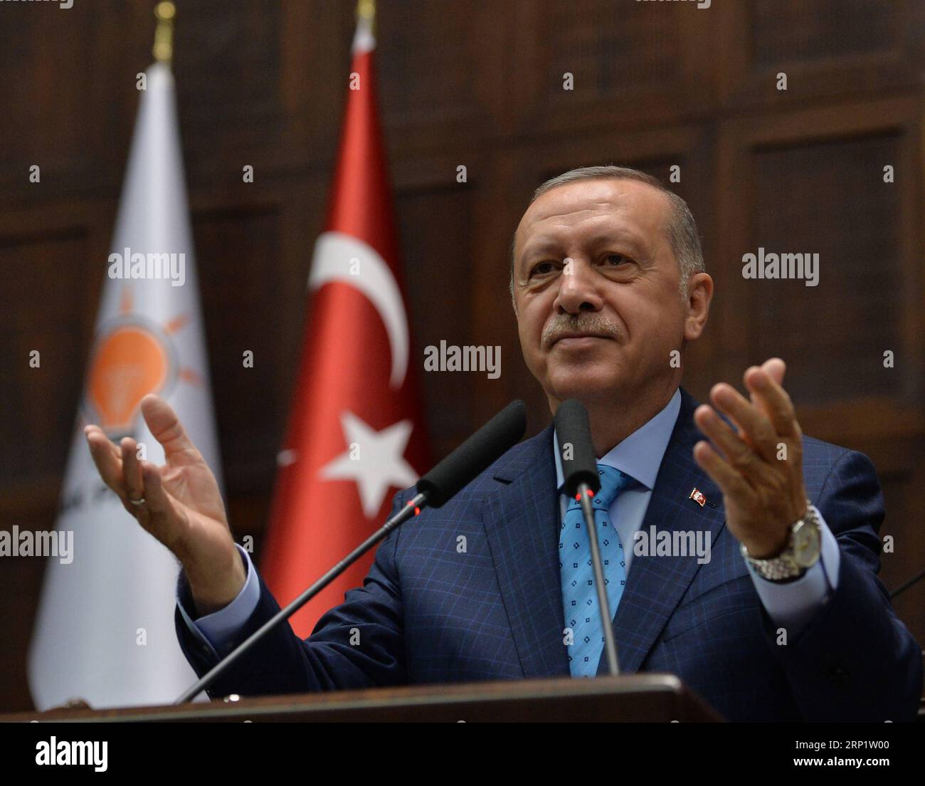 (180724) -- ANKARA, 24. Juli 2018 -- der türkische Präsident Recep Tayyip Erdogan spricht vor dem türkischen parlament in Ankara, Türkei, 24. Juli 2018. Die Behandlung von Mesut Ozil, einem türkisch-deutschen Fußballstar, der für die deutsche Nationalmannschaft spielt, sei rassistisch und inakzeptabel, sagte Erdogan am Dienstag nach Ozils Ausscheiden aus der deutschen Mannschaft. TÜRKEI-ANKARA-ERDOGAN-PARLAMENT MustafaxKaya PUBLICATIONxNOTxINxCHN Stockfoto