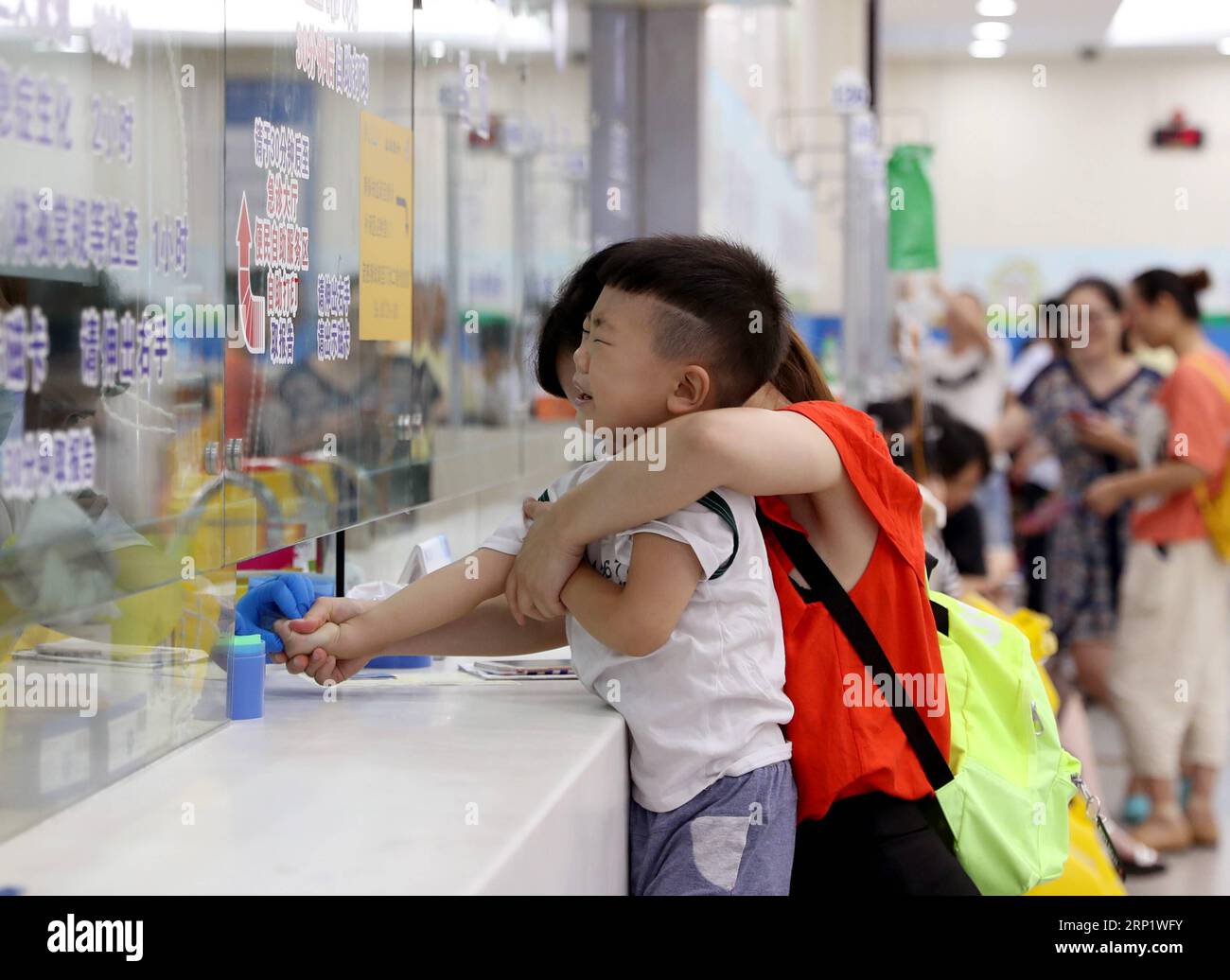 (180726) -- SHANGHAI, 26. Juli 2018 -- Ein Junge lässt seine Blutprobe im Kinderkrankenhaus der Fudan Universität in Shanghai, 26. Juli 2018, entnehmen. Shanghai Meteorological Bureau gab am Donnerstag eine orange Warnung für hohe Temperaturen aus, da in der Gemeinde mit etwa 37 Grad Celsius gerechnet wird. ) (Hxy) CHINA-SHANGHAI-HEAT-HOSPITAL (CN) LiuxYing PUBLICATIONxNOTxINxCHN Stockfoto