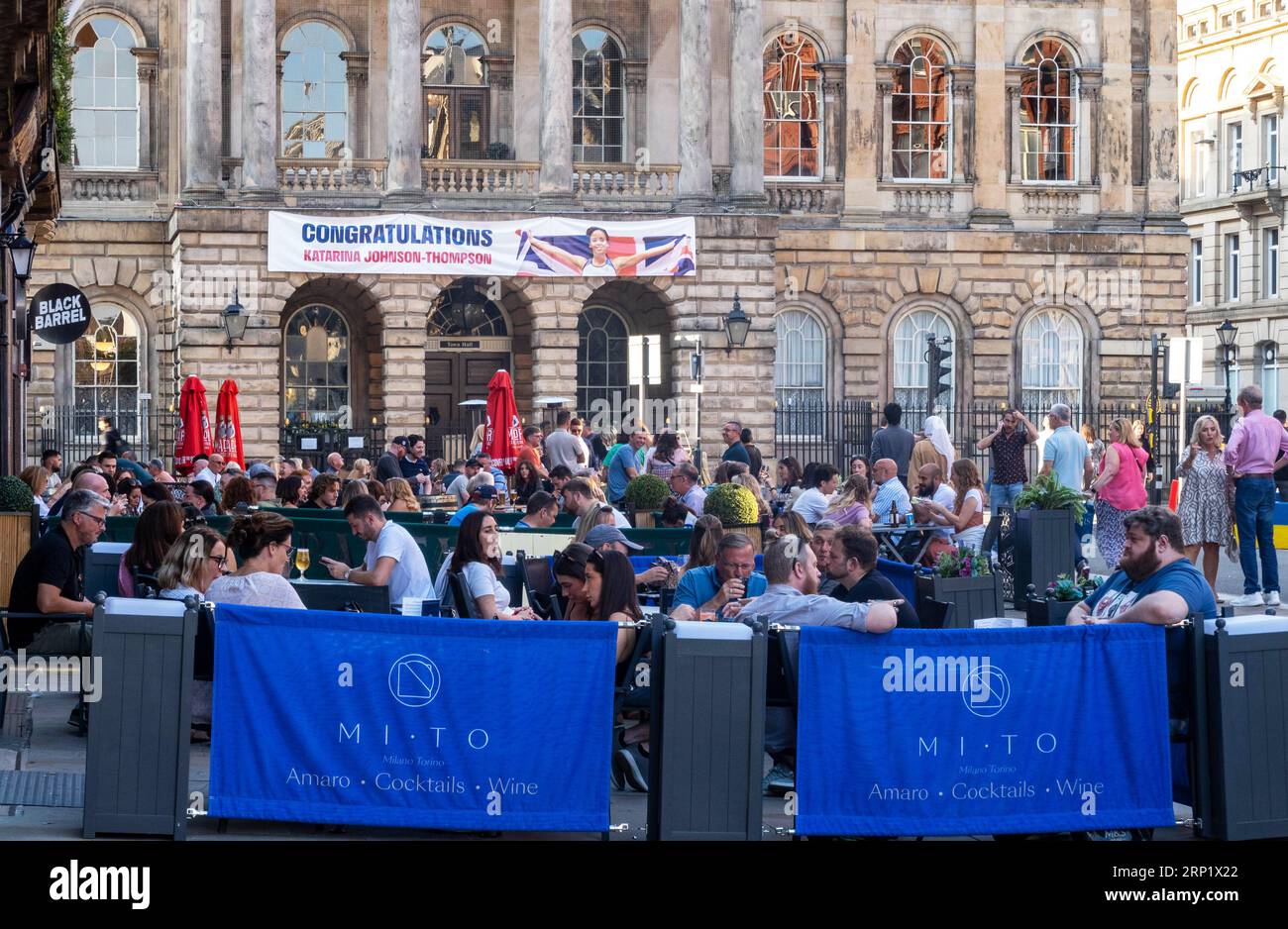 Essen und Trinken im Freien im Mito an der Castle Street in Liverpool Stockfoto