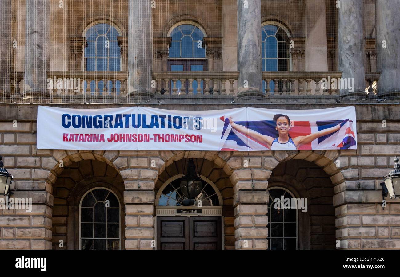 Ein Gratulationsbanner für Katarina Johnson-Thompson über dem Townhall-Eingang in Liverpool Stockfoto