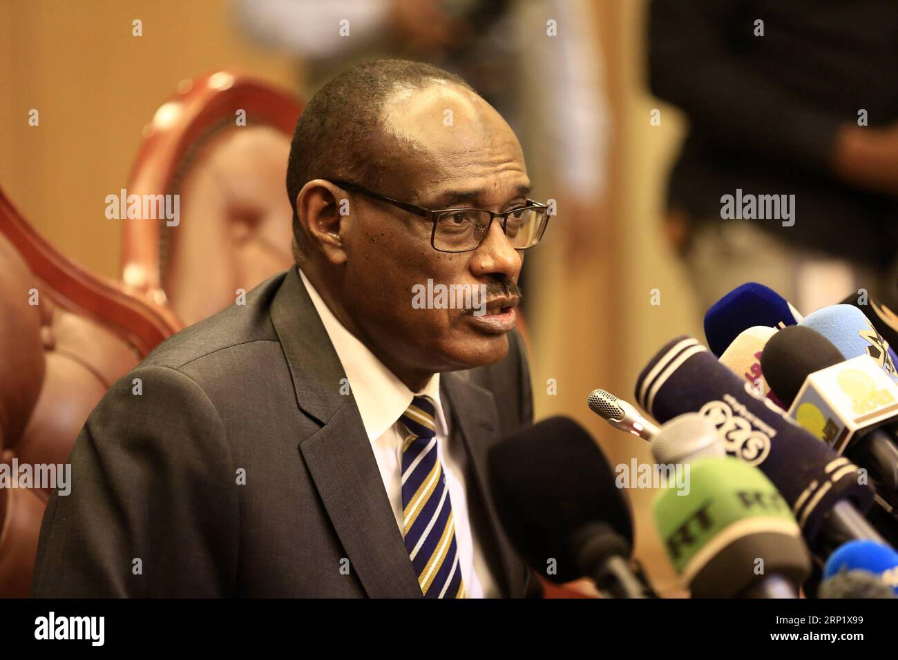 (180804) -- KHARTUM, 4. August 2018 -- der sudanesische Außenminister Al-Dirdiri Mohamed Ahmed spricht auf einer Pressekonferenz in Khartum, Sudan, am 4. August 2018. Südsudans Konfliktparteien werden am Sonntag ein letztes Abkommen über die Aufteilung der Macht und die Regierungsführung in Khartum unterzeichnen, teilte Al-Dirdiri Mohamed Ahmed am Samstag mit. SUDAN-KHARTUM-FM-PRESSEGESPRÄCH-SÜDSUDAN-MACHTTEILUNGSABKOMMEN MOHAMEDXKHIDIR PUBLICATIONXNOTXINXCHN Stockfoto