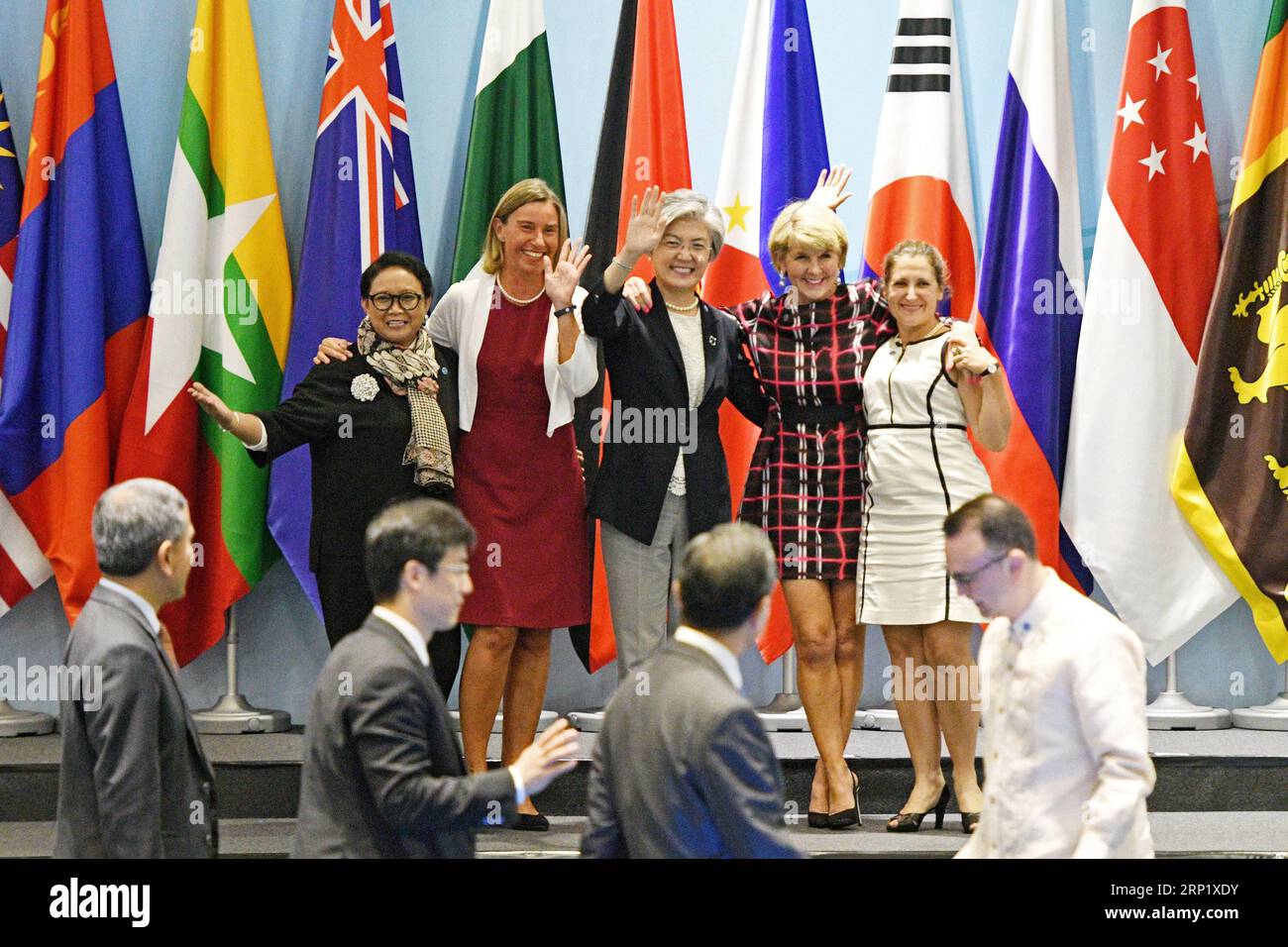 (180805) -- SINGAPUR, 5. August 2018 -- (L-R) indonesischer Außenminister Retno Marsudi, hohe Vertreterin der Europäischen Union für Außen- und Sicherheitspolitik Federica Mogherini, südkoreanischer Außenminister Kang Kyung-Wha, die australische Außenministerin Julie Bishop und die kanadische Außenministerin Chrystia Freeland posieren für ein Gruppenfoto während der 25. ASEAN Regional Forum Retreat Session in Singapur am 4. August 2018. ) (zcc) SINGAPUR-ASEAN-SITZUNGSGRUPPENFOTO ThenxChihxWey PUBLICATIONxNOTxINxCHN Stockfoto