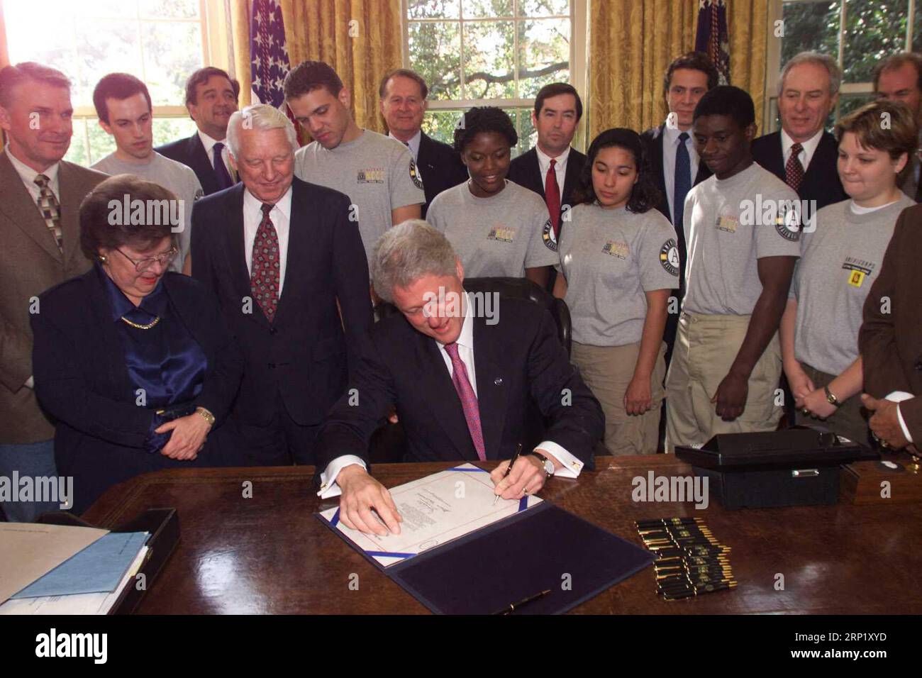 Aktenfoto - US-Präsident Bill Clinton unterzeichnet am 23. Oktober 2000 im Oval Office des Weißen Hauses in Washington, DC, das Veterans Administration (VA)-Housing and Urban Development (HUD) Bill. Unter den Teilnehmern sind US-Senatorin Barbara Mikulski (Demokrat von Maryland), US-Energieminister Bill Richardson und US-Minister für Wohnungsbau und Stadtentwicklung Andrew Cuomo. - Bill Richardson, der ehemalige Gouverneur von New Mexico, US-Botschafter bei den Vereinten Nationen und Energieminister unter Präsident Bill Clinton, ist gestorben. Richardson war 75. Foto von David Scull - WHI Stockfoto