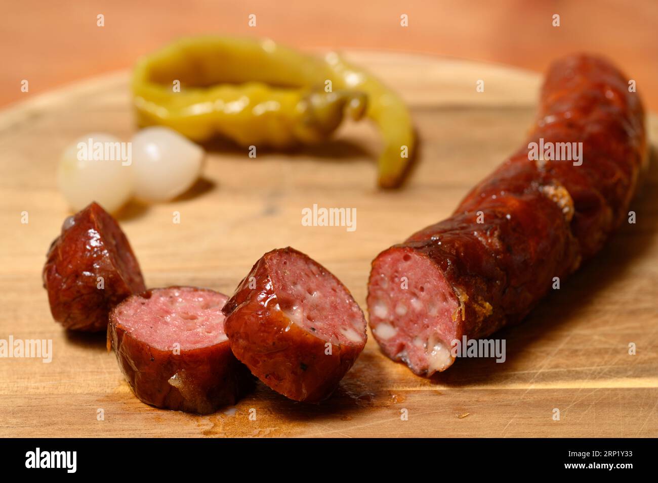 Gegrillte Kasekrainer oder Käse Kransky österreichische Wurst mit eingelegten Zwiebeln und Hot Pepper Stockfoto
