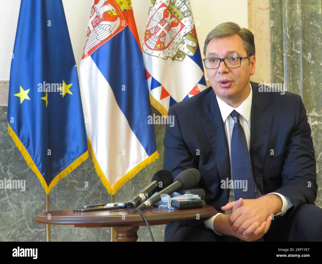 (180807) -- BELGRAD, 7. August 2018 -- der serbische Präsident Aleksandar Vucic spricht während eines Interviews der chinesischen Medien in Belgrad, Serbien, am 6. August 2018. Die von China vorgeschlagene Belt and Road Initiative (BRI) fördert die globale Stabilität, indem sie verschiedene Länder, Kulturen und Völker spirituell und materialistisch verbindet, sagte Vucic hier am Montag. )(dh) SERBIEN-BELGRAD-PRÄSIDENT-GÜRTEL UND STRASSE-INTERVIEW DongxLongjiang PUBLICATIONxNOTxINxCHN Stockfoto
