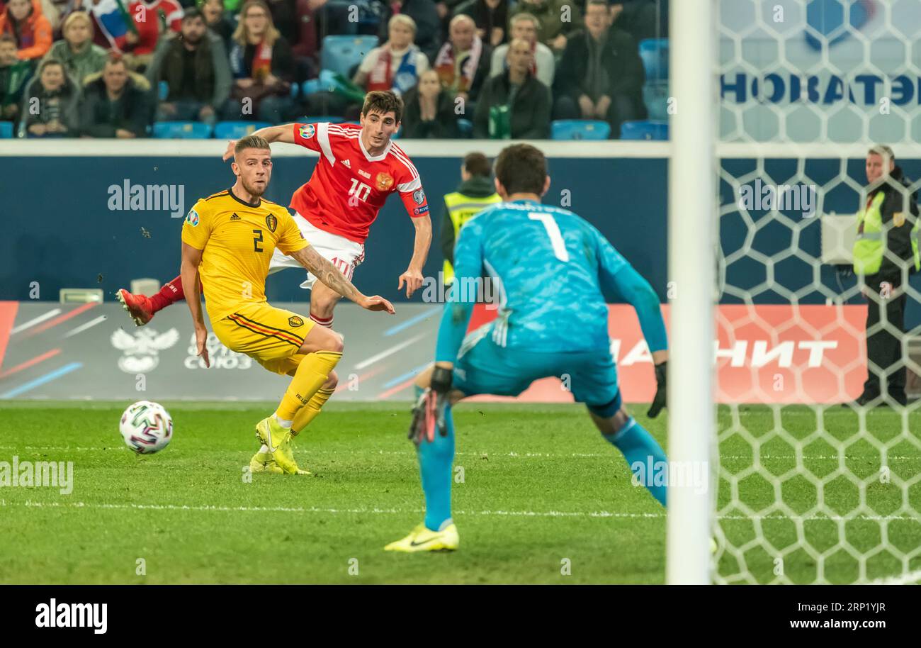 St. Petersburg, Russland – 16. November 2019. Belgischer Verteidiger Toby Alderweireld und russischer Mittelfeldspieler Zelimkhan Bakaev während der Qualifikation der UEFA Euro 2020 Stockfoto