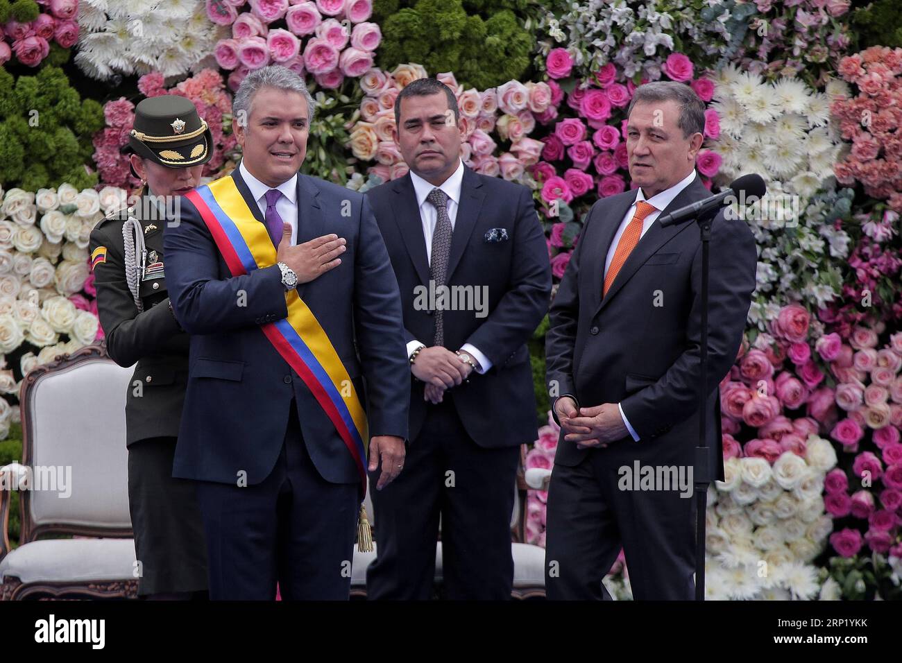 (180808) -- BOGOTA, 8. August 2018 -- der kolumbianische Präsident Ivan Duque (Front L) nimmt am 7. August 2018 an seiner Vereidigung auf dem Bolivar-Platz in Bogota, der Hauptstadt Kolumbiens, Teil. COLPRENSA) (lrz) KOLUMBIEN-BOGOTA-VEREIDIGUNGSZEREMONIE DES PRÄSIDENTEN DiegoxPineda PUBLICATIONxNOTxINxCHN Stockfoto