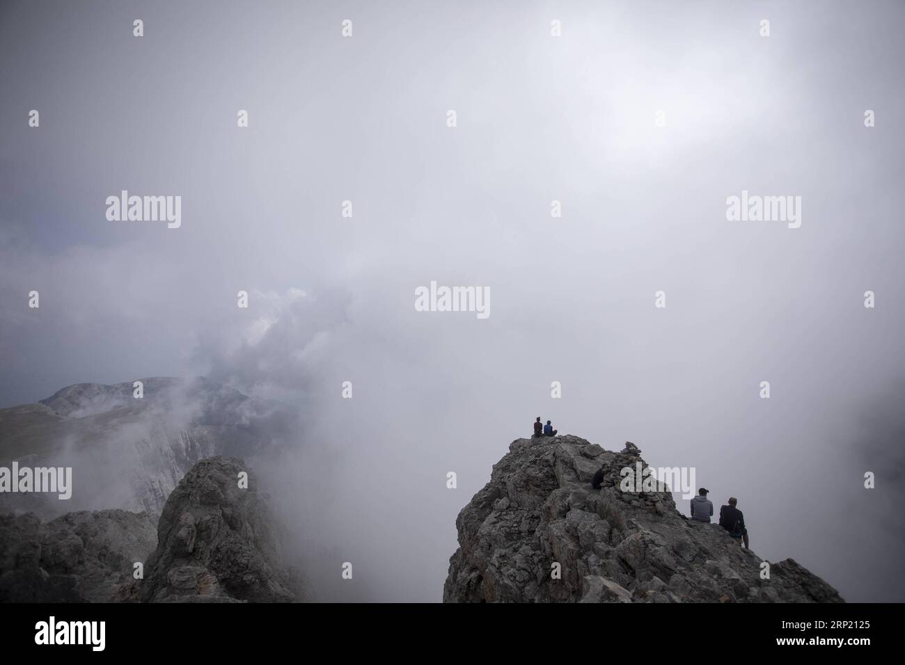 (180809) -- KATERINI (GRIECHENLAND), 9. Aug. 2018 -- Foto vom 8. Aug. 2018 zeigt Bergsteiger, die die Aussicht von Mytikas genießen, dem höchsten Gipfel des Olymp in Nordgriechenland. Der Olymp ist der höchste Berg Griechenlands mit dem höchsten Gipfel von 2.917 Metern. Der Olymp ist in der griechischen Mythologie als Heimat der griechischen Götter bekannt. GRIECHENLAND-MOUNT OLYMPUS-LANDSCHAFT DimitrisxTosidis PUBLICATIONxNOTxINxCHN Stockfoto