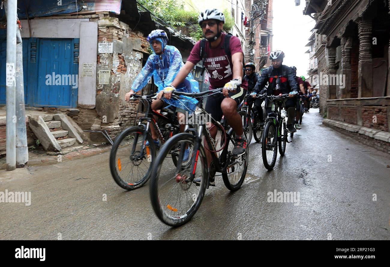 (180811) -- KATHMANDU, 11. August 2018 -- Radfahrer nehmen an einer denkmalgeschützten Radtour Teil, die zur Förderung des Tourismus und zur Sensibilisierung für die Wiederherstellung von Strukturen organisiert wird, die bei Erdbeben 2015 am Hanumandhoka Durbar Square in Kathmandu, Nepal, 11. August 2018 schwer beschädigt wurden. ) (dtf) NEPAL-KATHMANDU-RESTAURATION AWARENESS-HERITAGE CYCLE RIDE sunilxsharma PUBLICATIONxNOTxINxCHN Stockfoto