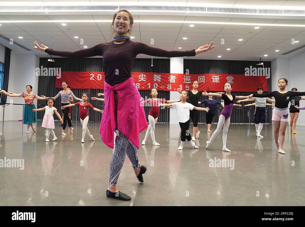 (180812) -- SHANGHAI, 12. August 2018 (Xinhua) -- Zhang Yijing (Front), ein solistischer Balletttänzer, gibt kostenlose Ballettkurse für Bürger in Shanghai, Ostchina, 12. August 2018. Mehr als 80 Ballettliebhaber nahmen an der Veranstaltung Teil. (Xinhua/Chen Fei) (hxy) CHINA-SHANGHAI-BALLETTFREIE KURSE (CN) PUBLICATIONxNOTxINxCHN Stockfoto