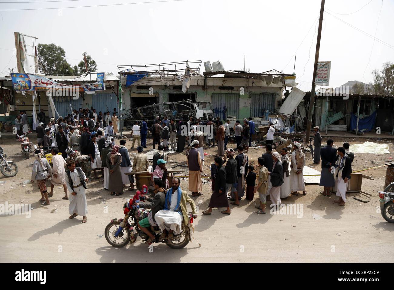 (180812) -- SAADA, 12. August 2018 -- Menschen versammeln sich am Ort eines Luftangriffs in Dhahyan, Provinz Saada, Jemen, am 12. August 2018. Kampfflugzeuge der saudisch geführten Koalition zielten am Donnerstag auf Passagierbusse auf dem Dhahyan Popular Market in der Provinz Saada im nördlichen Jemen ab, wobei mindestens 43 Menschen, meist Schüler unter 10 Jahren, getötet und 64 weitere verletzt wurden. ) (Djj) JEMEN-SAADA-LUFTANGRIFF MohammedxMohammed PUBLICATIONxNOTxINxCHN Stockfoto