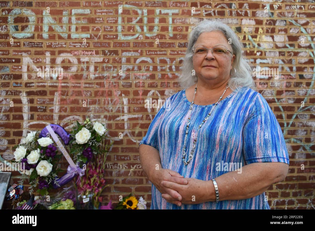 (180812) -- WASHINGTON, 12. August 2018 -- Susan Bro, Mutter von Heather Heyer, wird an der Straßenecke gesehen, wo ihre Tochter am 10. August 2018 in Charlottesville, Virginia, USA, getötet wurde. Ein Jahr nachdem eine weiße nationalistische Kundgebung Charlottesville im US-Bundesstaat Virginia mit Unruhen und Blut traumatisierte, ist die Stadt noch immer von dem Schock geheilt. Am 12. August 2017 versammelten sich in Charlottesville weiße Supremacisten und Mitglieder anderer Hassgruppen zu einer selbsternannten Versammlung der „Unite the Right“, um gegen die Entscheidung der Stadt zu protestieren, eine Statue der Konföderierten zu entfernen, bevor sie gewaltsam zusammenprallten Stockfoto