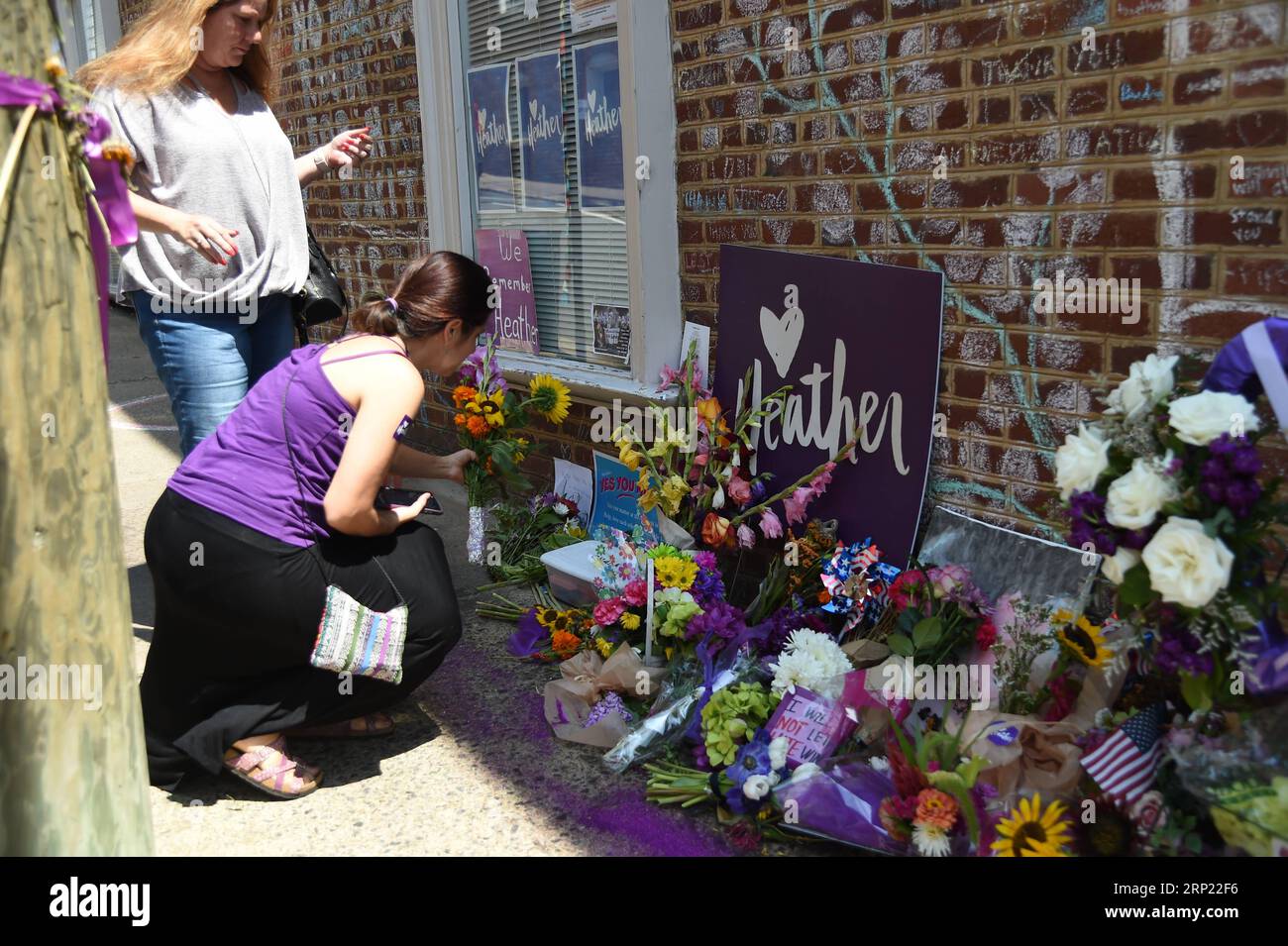 (180812) -- WASHINGTON, 12. August 2018 -- die Menschen sprechen Heather Heyer an der Straßenecke Beileid, wo sie am 10. August 2018 in Charlottesville, Virginia, USA, getötet wurde. Ein Jahr nachdem eine weiße nationalistische Kundgebung Charlottesville im US-Bundesstaat Virginia mit Unruhen und Blut traumatisierte, ist die Stadt noch immer von dem Schock geheilt. Am 12. August 2017 versammelten sich weiße Supremacists und Mitglieder anderer Hassgruppen in Charlottesville zu einer selbsternannten Zusammenkunft der Rechten, um gegen die Entscheidung der Stadt zu protestieren, eine Statue der Konföderierten zu entfernen, bevor sie gewaltsam mit Gegenparteien kollidierten. Stockfoto