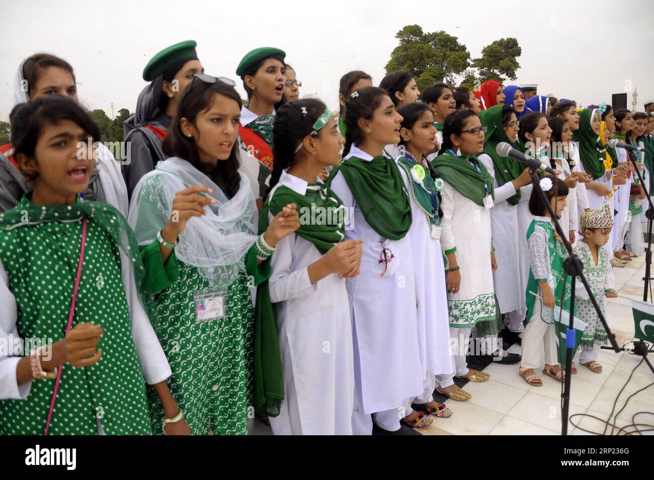 (180814) -- KARACHI, 14. August 2018 -- pakistanische Studenten singen ein Lied während einer Zeremonie im Mausoleum des Gründers von Pakistan Muhammad Ali Jinnah anlässlich des Unabhängigkeitstages des Landes in der südpakistanischen Hafenstadt Karachi am 14. August 2018. Pakistan erhielt am 14. August 1947 nach einem heldenhaften Kampf unter der Führung von Muhammad Ali Jinnah, dem Gründer Pakistans, Unabhängigkeit von der britischen Kolonialherrschaft. (Qxy) PAKISTAN-KARACHI-UNABHÄNGIGKEITSTAG-FEIERLICHKEITEN Masroor PUBLICATIONxNOTxINxCHN Stockfoto