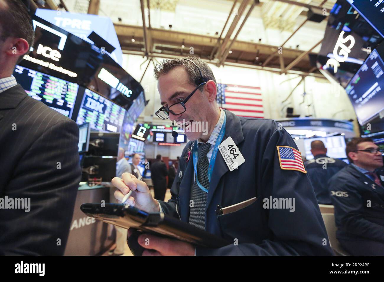 (180816) -- NEW YORK, 16. August 2018 -- Traders Work at the New York Stock Exchange in New York, USA, 16. August 2018. Die US-Aktien schlossen am Donnerstag höher ab, während der Dow angesichts der Hoffnungen auf die Handelsgespräche zwischen den USA und China fast 400 Punkte in die Höhe schnellte. Der Dow Jones Industrial Average stieg um 396,32 Punkte oder 1,58 Prozent auf 25.558.73. Die S&P 500 stieg um 22,32 Punkte oder 0,79 Prozent auf 2.840,69. Der Nasdaq Composite Index stieg um 32,41 Punkte oder 0,42 Prozent auf 7.806,52. ) U.S.-NEW YORK-STOCKS WangxYing PUBLICATIONxNOTxINxCHN Stockfoto