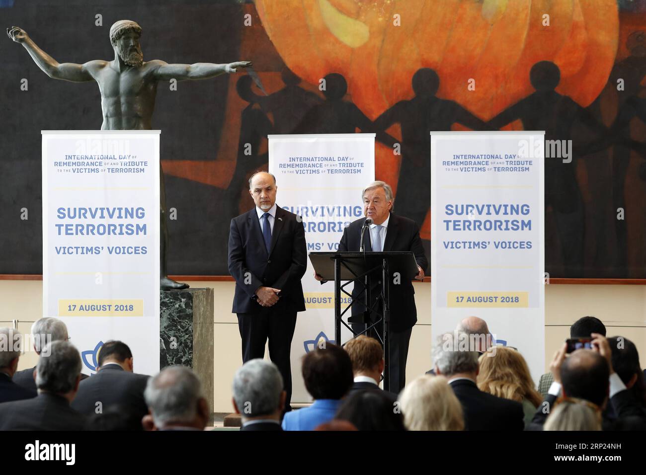 (180817) -- VEREINTEN NATIONEN, 17. August 2018 -- Generalsekretär der Vereinten Nationen Antonio Guterres (R) spricht die Eröffnungszeremonie einer multimedialen Ausstellung: Surviving Terrorism: Victims Voices am 17. August 2018 im Hauptquartier der Vereinten Nationen in New York an. UN-Generalsekretär Antonio Guterres sagte am Freitag, dass die Unterstützung von Opfern und ihren Familien von Terroranschlägen eine moralische Notwendigkeit ist, die auf der Förderung, dem Schutz und der Achtung ihrer Menschenrechte beruht. ) VN-GENERALSEKRETÄR-TERRORISMUSOPFER LixMuzi PUBLICATIONxNOTxINxCHN Stockfoto