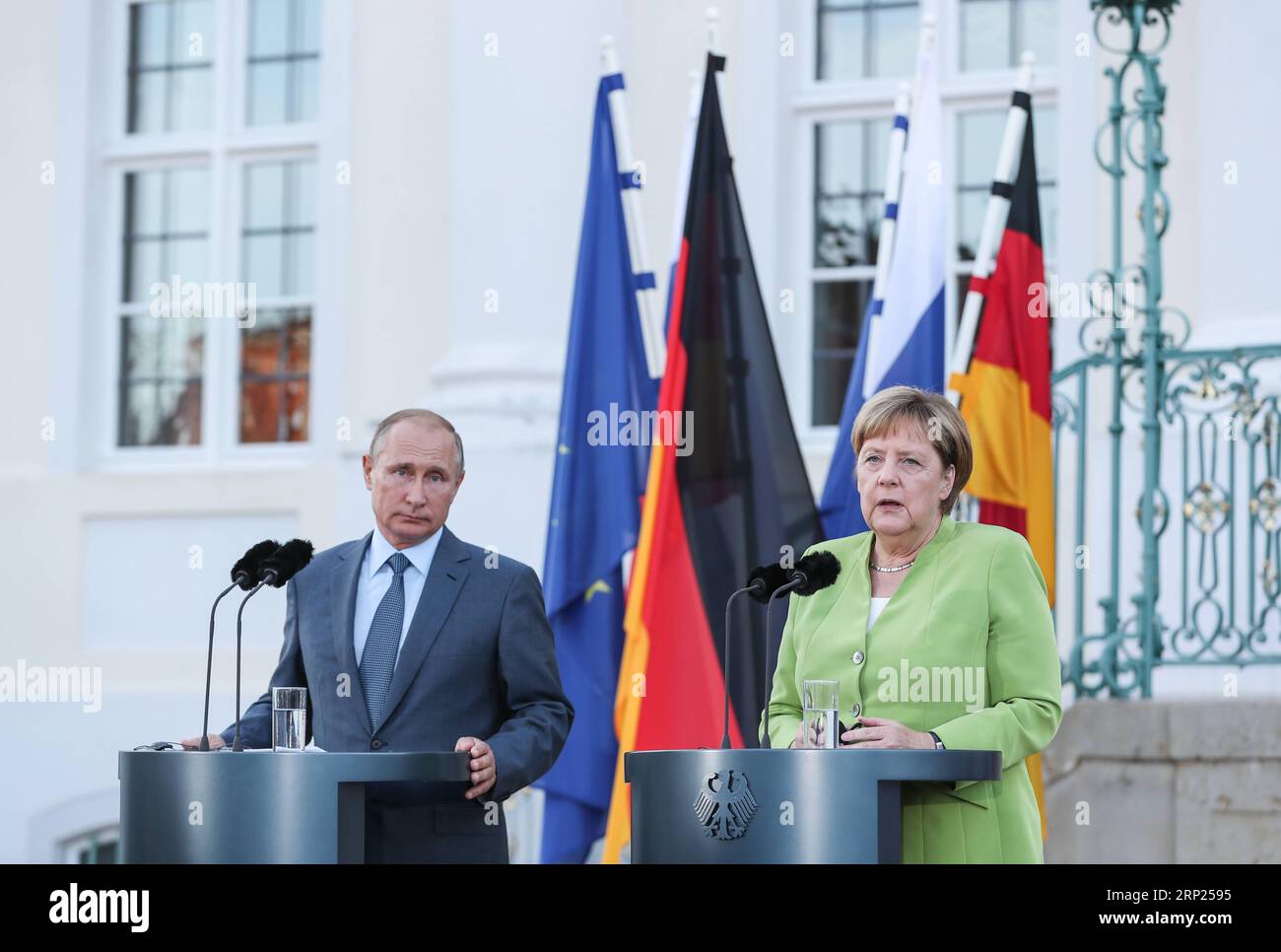 (180818) -- MESEBERG (DEUTSCHLAND), 18. August 2018 -- die deutsche Bundeskanzlerin Angela Merkel (R) und der russische Präsident Wladimir Putin besuchen am 18. August 2018 eine gemeinsame Pressekonferenz im Schloss Meseberg nördlich von Berlin. Bundeskanzlerin Angela Merkel und der russische Präsident Wladimir Putin führten am Samstag Gespräche im Norden Berlins mit Themen aus Syrien, der Ukraine, dem Iran sowie dem Gaspipeline-Projekt Nord Stream 2. ) DEUTSCHLAND-MESEBERG-MERKEL-RUSSLAND-PUTIN-TREFFEN SHANXYUQI PUBLICATIONXNOTXINXCHN Stockfoto