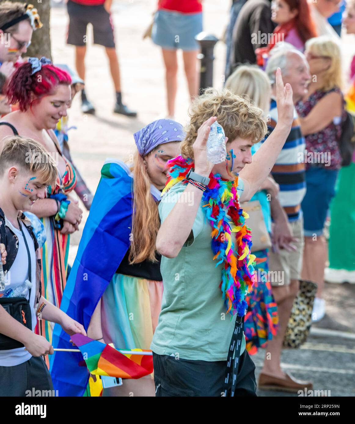 Torquay, Großbritannien. September 2023. Tausende von Menschen genießen die Rückkehr von Torbay LGBT Pride, nach einer Abwesenheit von 10 Jahren ohne ein solches Ereignis. Quelle: Thomas Faull/Alamy Live News Stockfoto