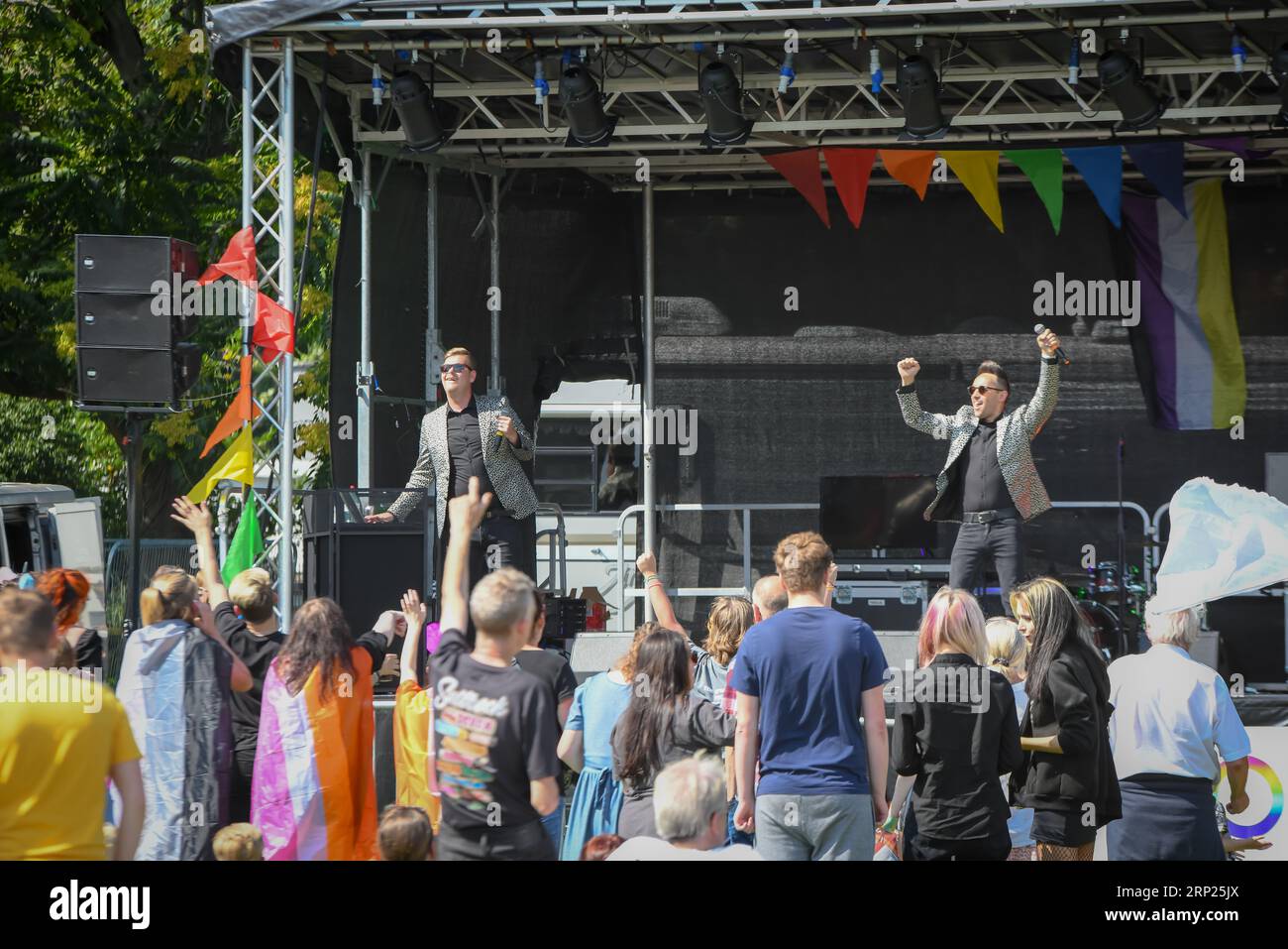 Torquay, Großbritannien. September 2023. Tausende von Menschen genießen die Rückkehr von Torbay LGBT Pride, nach einer Abwesenheit von 10 Jahren ohne ein solches Ereignis. Quelle: Thomas Faull/Alamy Live News Stockfoto