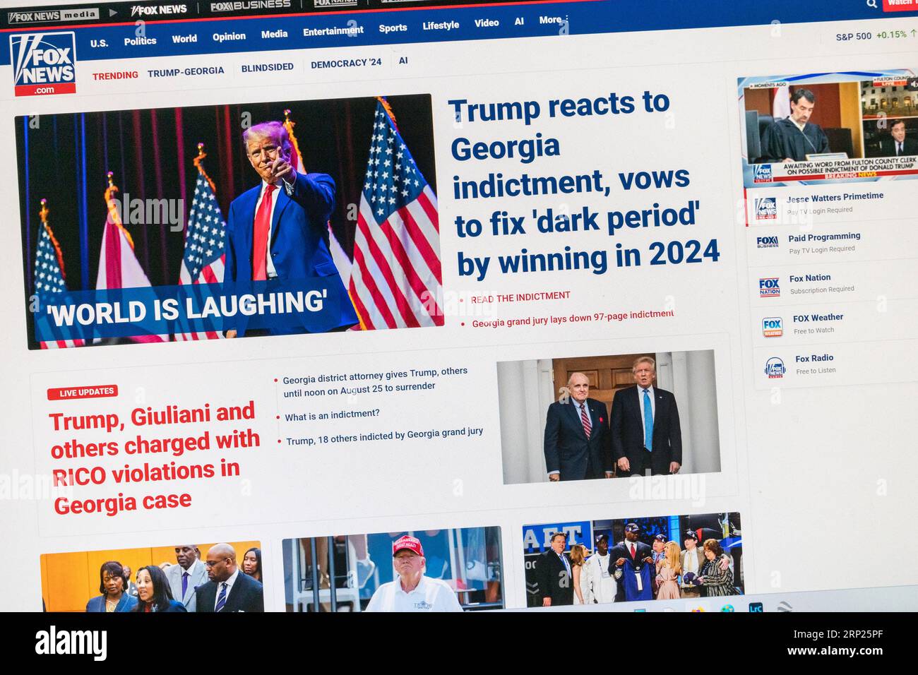 "Trump reagiert auf Anklage Georgiens..." Schlagzeile auf Fox News-Website mit Breaking News, 15. August 2023. Stockfoto