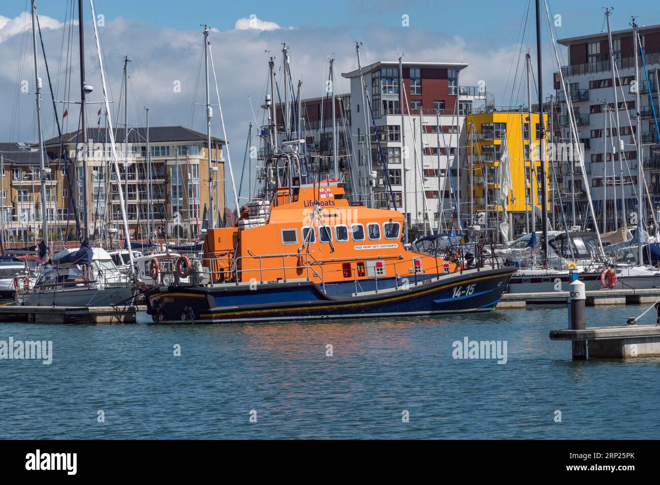 Das RNLB Henry Heys Duckworth Rettungsboot legte in Premier Sovereign Harbour Marina & Boatyard, Eastbourne, East Sussex, UK, an. Stockfoto