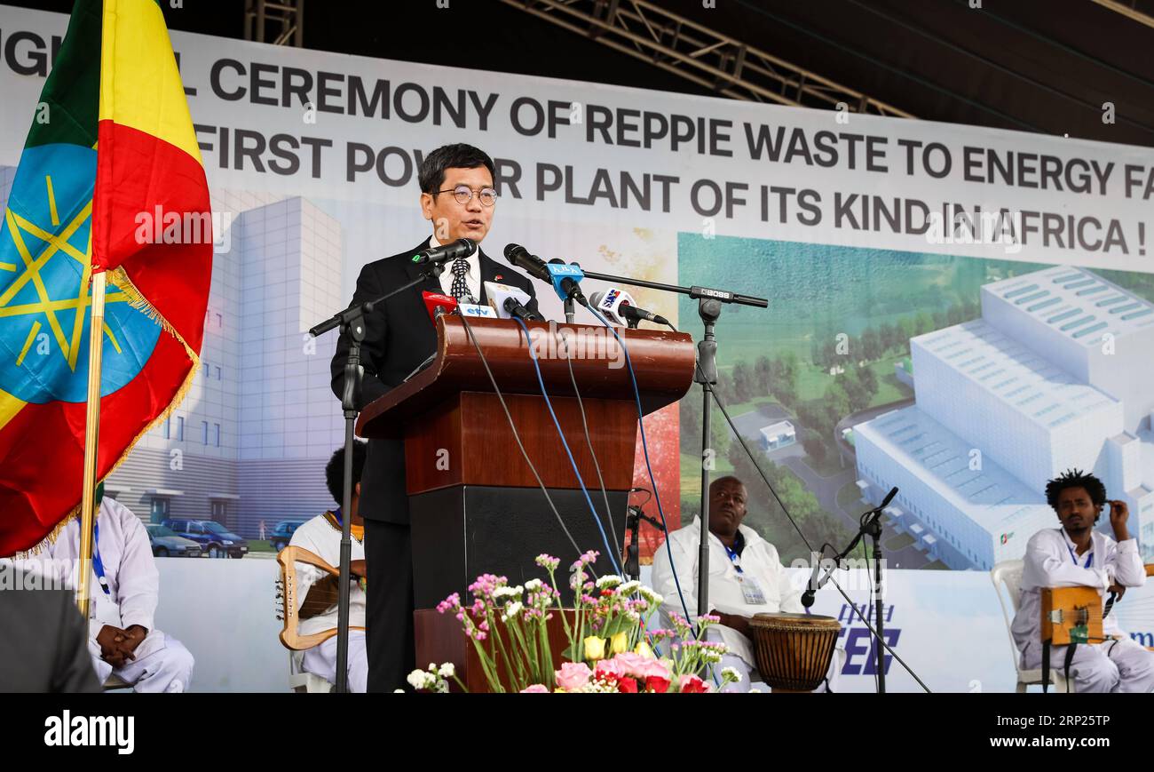 (180819) -- ADDIS ABEBA, 19. August 2018 -- der chinesische Botschafter in Äthiopien, Tan Jian, hält eine Rede während der Einweihungszeremonie der Anlage Reppie zur Energiegewinnung in Addis Abeba, Äthiopien, 19. August 2018. Äthiopiens erste Müllverbrennungsanlage wurde am Sonntag in Anwesenheit hochrangiger äthiopischer und ausländischer Würdenträger eingeweiht. Das Projekt in Addis Abeba wurde von China National Electric Engineering Co., Ltd. (CNEEC) errichtet. ) ÄTHIOPIEN-ADDIS ABEBA-ABFALL-ENERGIE-PROJEKT-EINWEIHUNG LYUXSHUAI PUBLICATIONXNOTXINXCHN Stockfoto