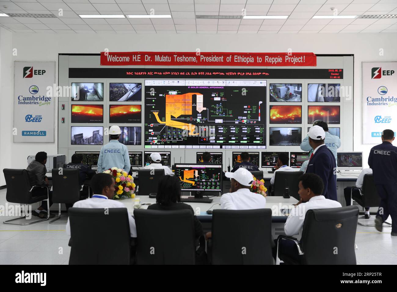 (180819) -- ADDIS ABEBA, 19. August 2018 -- Workers Monitor the waste-to-Energy generating Process at the Reppie waste-to-Energy Facility in Addis Abeba, Äthiopien, 19. August 2018. Äthiopiens erste Müllverbrennungsanlage wurde am Sonntag in Anwesenheit hochrangiger äthiopischer und ausländischer Würdenträger eingeweiht. Das Projekt in Addis Abeba wurde von China National Electric Engineering Co., Ltd. (CNEEC) errichtet. ) ÄTHIOPIEN-ADDIS ABEBA-ABFALL-ENERGIE-PROJEKT-EINWEIHUNG LYUXSHUAI PUBLICATIONXNOTXINXCHN Stockfoto