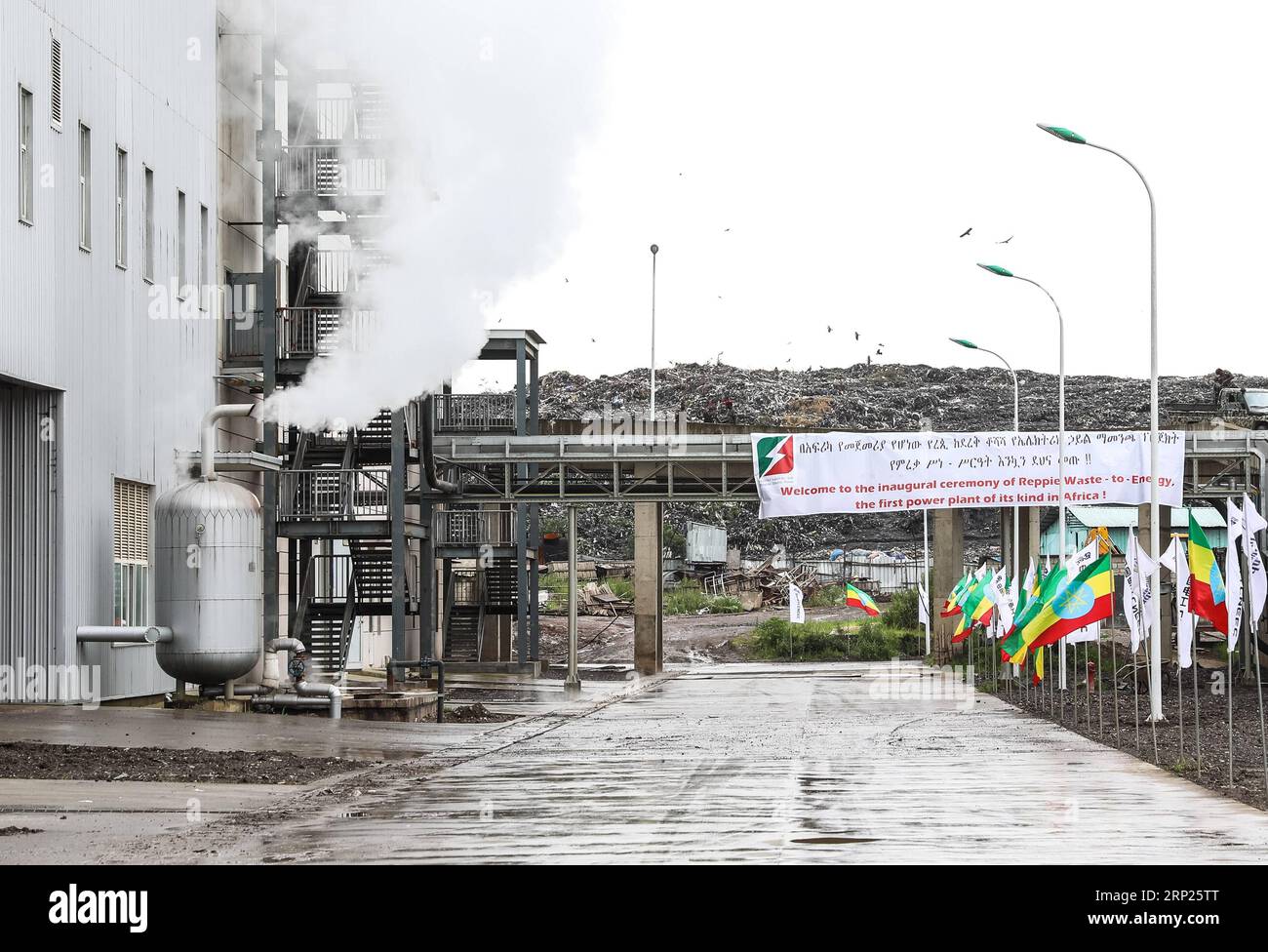 (180819) -- ADDIS ABEBA, 19. Aug. 2018 -- Foto vom 19. Aug. 2018 zeigt das Äußere der Abfallverbrennungsanlage Reppie in Addis Abeba, Äthiopien. Äthiopiens erste Müllverbrennungsanlage wurde am Sonntag in Anwesenheit hochrangiger äthiopischer und ausländischer Würdenträger eingeweiht. Das Projekt in Addis Abeba wurde von China National Electric Engineering Co., Ltd. (CNEEC) errichtet. ) ÄTHIOPIEN-ADDIS ABEBA-ABFALL-ENERGIE-PROJEKT-EINWEIHUNG LYUXSHUAI PUBLICATIONXNOTXINXCHN Stockfoto
