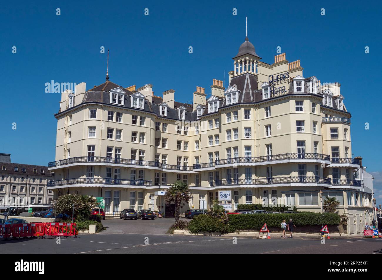 Das Queens Hotel liegt an der Küste von Eastbourne, East Sussex, Großbritannien. Stockfoto