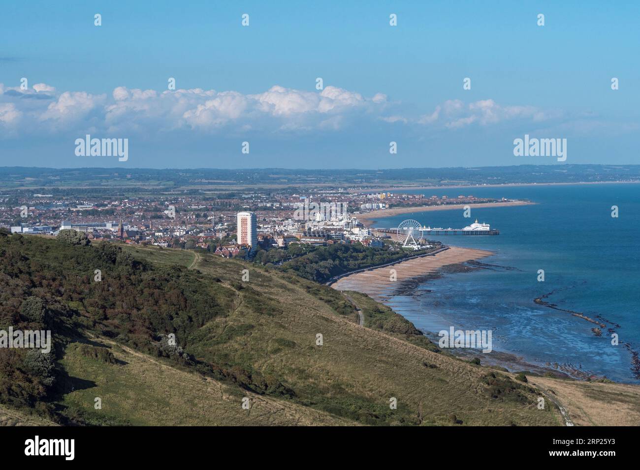 Fernblick von Beachy aus: Fahren Sie in Richtung Big Wheel, Strand und Pier in Eastbourne, East Sussex, Großbritannien. Stockfoto