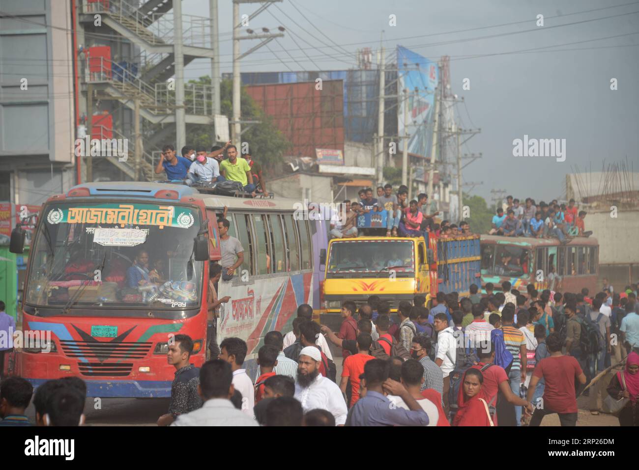 (180821) -- DHAKA, 21. August 2018 () -- Homebound Travellers reisen am 20. August 2018 in Dhaka, Bangladesch, während des Eid al-Adha Festivals mit Bussen und LKWs. () (djj) BANGLADESCH-DHAKA-EID AL-ADHA-HOLIDAYMAKERS Xinhua PUBLICATIONxNOTxINxCHN Stockfoto