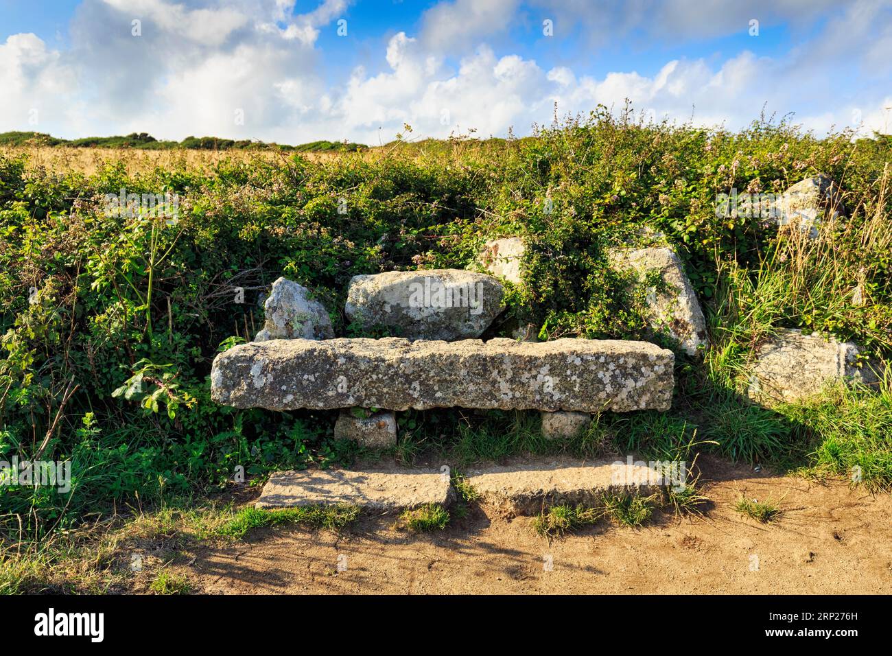 Steinbank am Wegesrand, South West Coast Path, Cornwall, England, Großbritannien Stockfoto