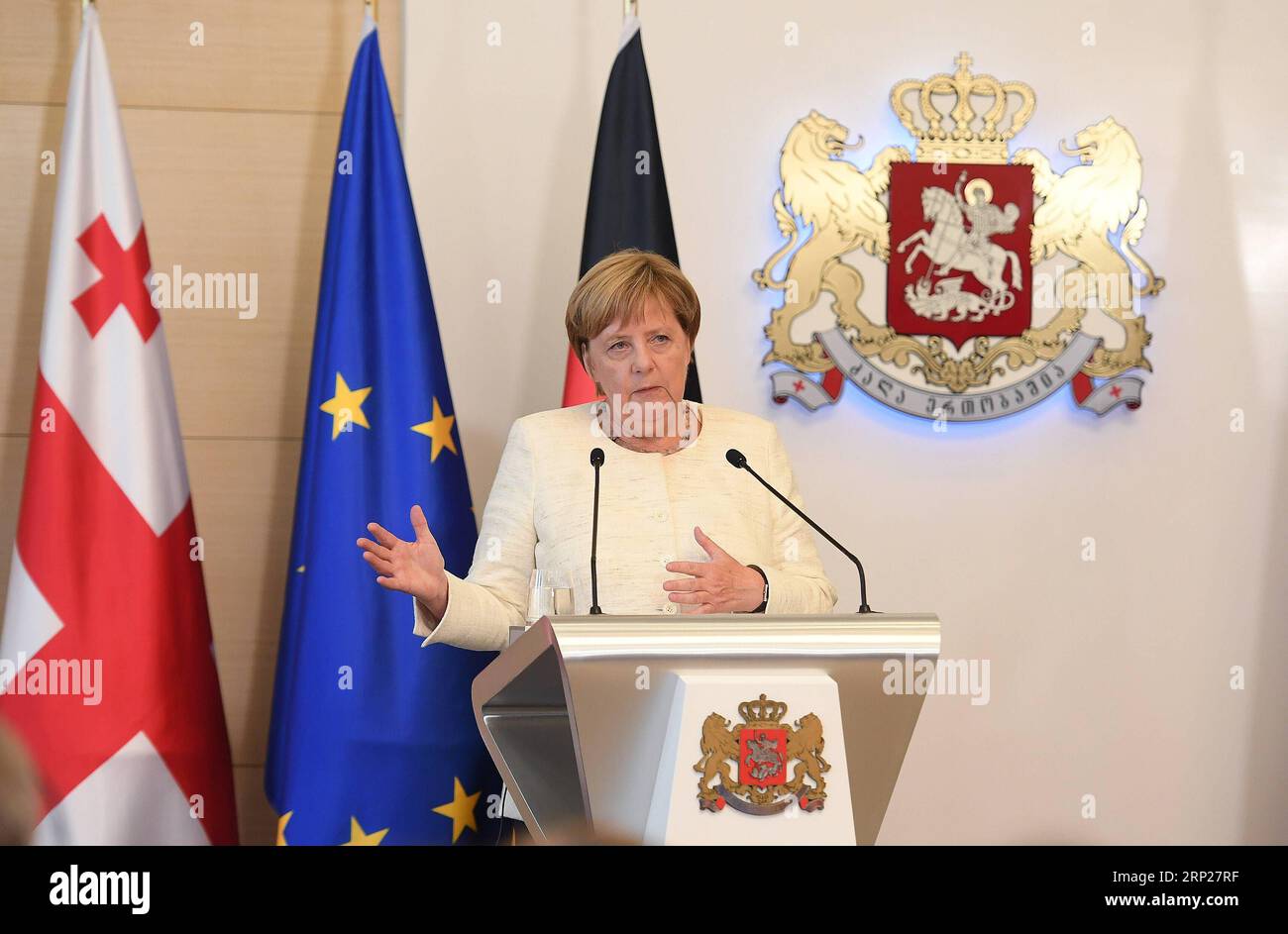 (180823) -- TIFLIS, 23. Aug. 2018 -- Gastrednerin der deutschen Kanzlerin Angela Merkel spricht auf einer gemeinsamen Pressekonferenz mit der georgischen Ministerpräsidentin Mamuka Bakhtadze (nicht im Bild zu sehen) in Tiflis, Georgien, 23. Aug. 2018. Angela Merkel sagte hier am Donnerstag, Deutschland unterstütze die territoriale Unversehrtheit und Souveränität Georgiens und werde sein Bestes tun, um den Konflikt friedlich beizulegen. ) GEORGIEN-TIFLIS-DEUTSCHLAND-MERKEL-BESUCH KulumbegashvilixTamuna PUBLICATIONxNOTxINxCHN Stockfoto