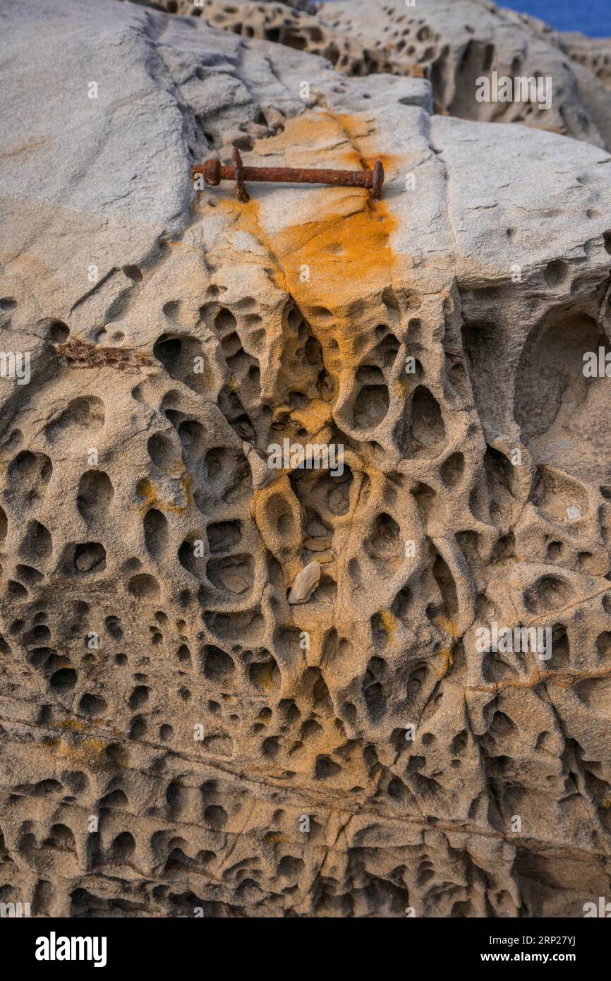 Rostige Schrauben- und Steinstrukturen in der Buca delle Fate, Populonia, Piombino, Provinz Livorno, Italien Stockfoto