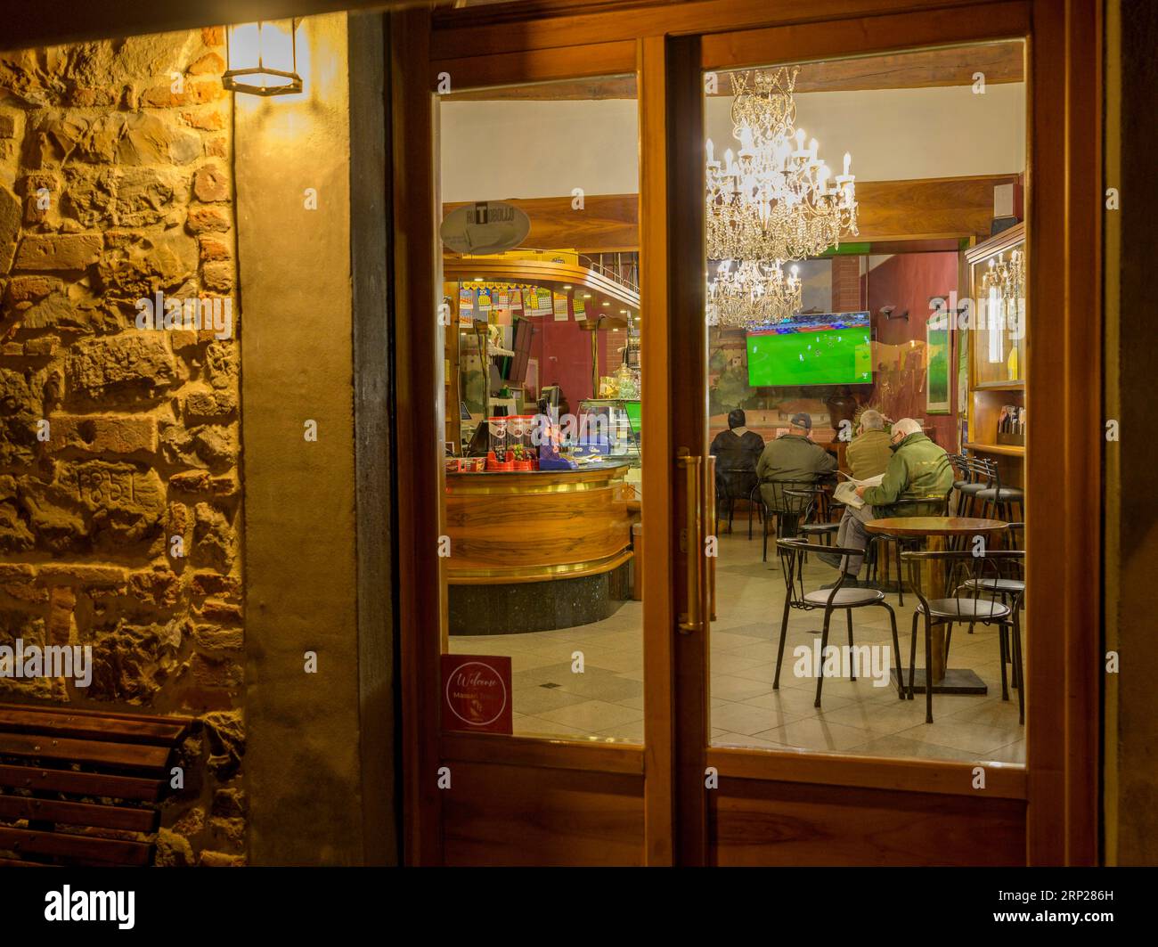 Blick auf ein Restaurant in der Altstadt am Abend, Lucignano, Provinz Arezzo, Italien Stockfoto