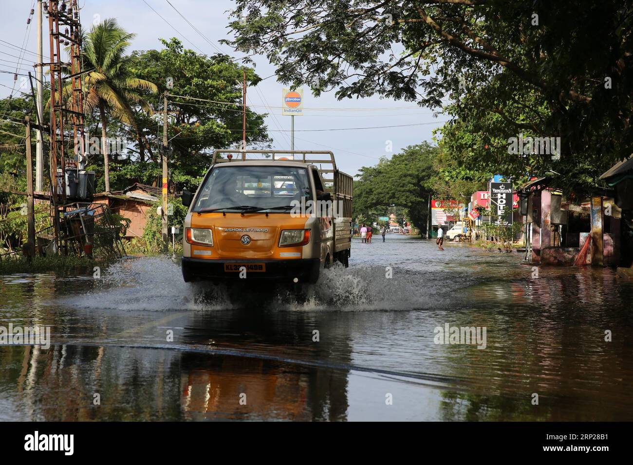 (180824) -- KERALA, 24. August 2018 -- Ein LKW fährt im südlichsten Hochwasserereignis Indiens in Kerala, 22. August 2018. Medienberichten zufolge hat die Zahl der Todesopfer bei den verheerenden Überschwemmungen 370 erreicht. ) (Djj) INDIA-KERALA-FLOOD ZhaoxXu PUBLICATIONxNOTxINxCHN Stockfoto